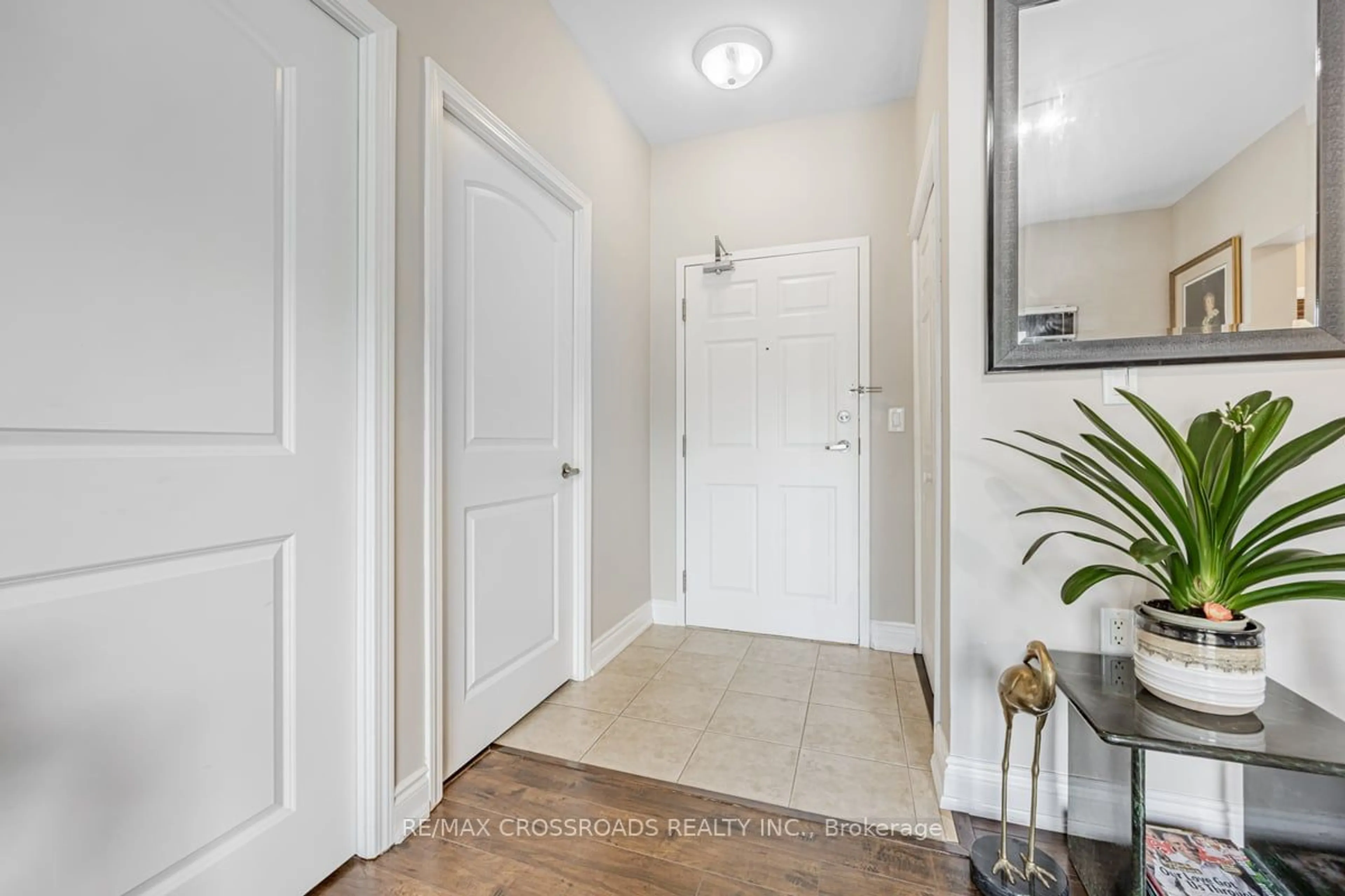 Indoor entryway for 15450 Yonge St #104, Aurora Ontario L4G 0K1