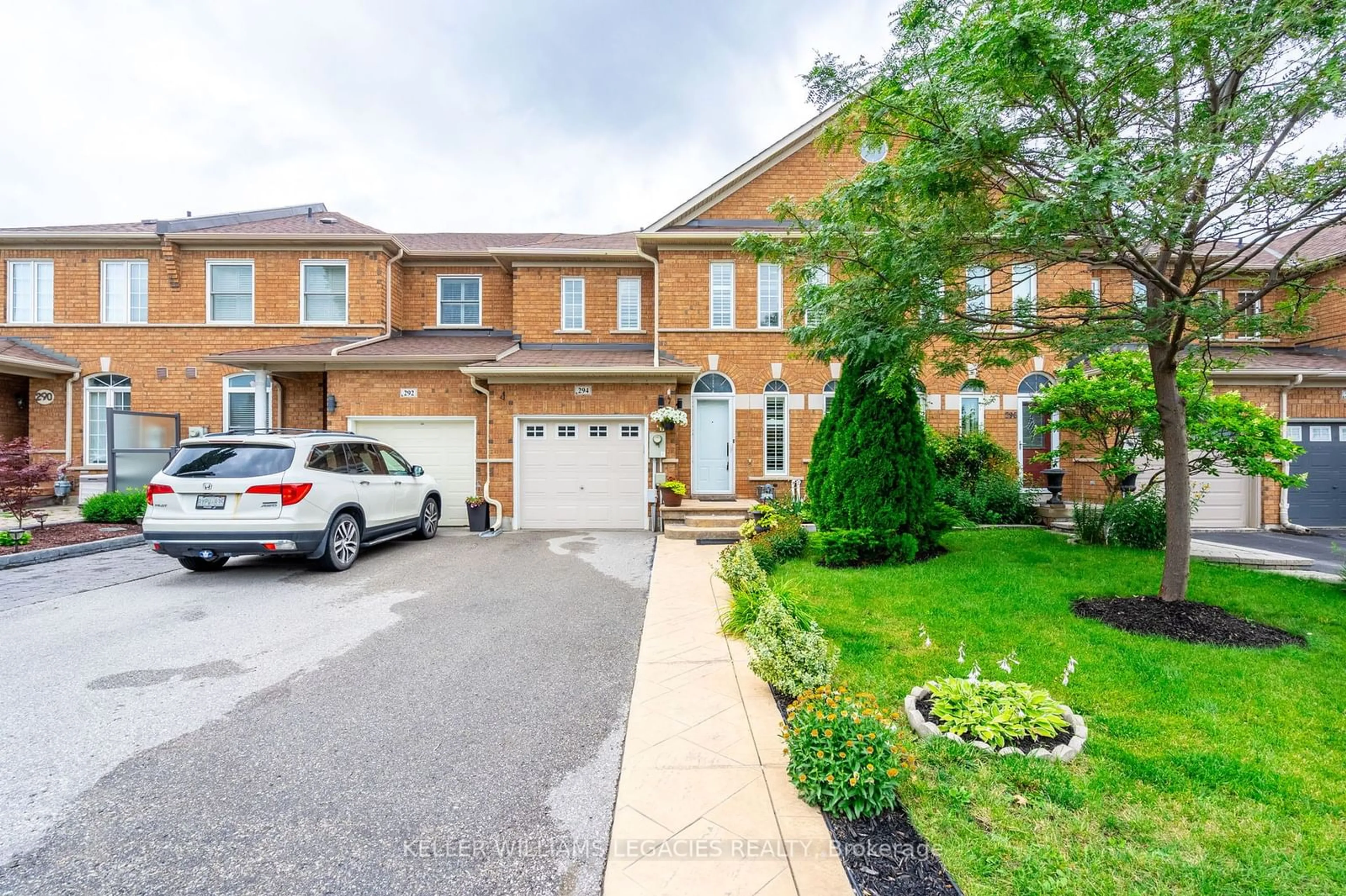 A pic from exterior of the house or condo for 294 Hawkview Blvd, Vaughan Ontario L4H 2G7