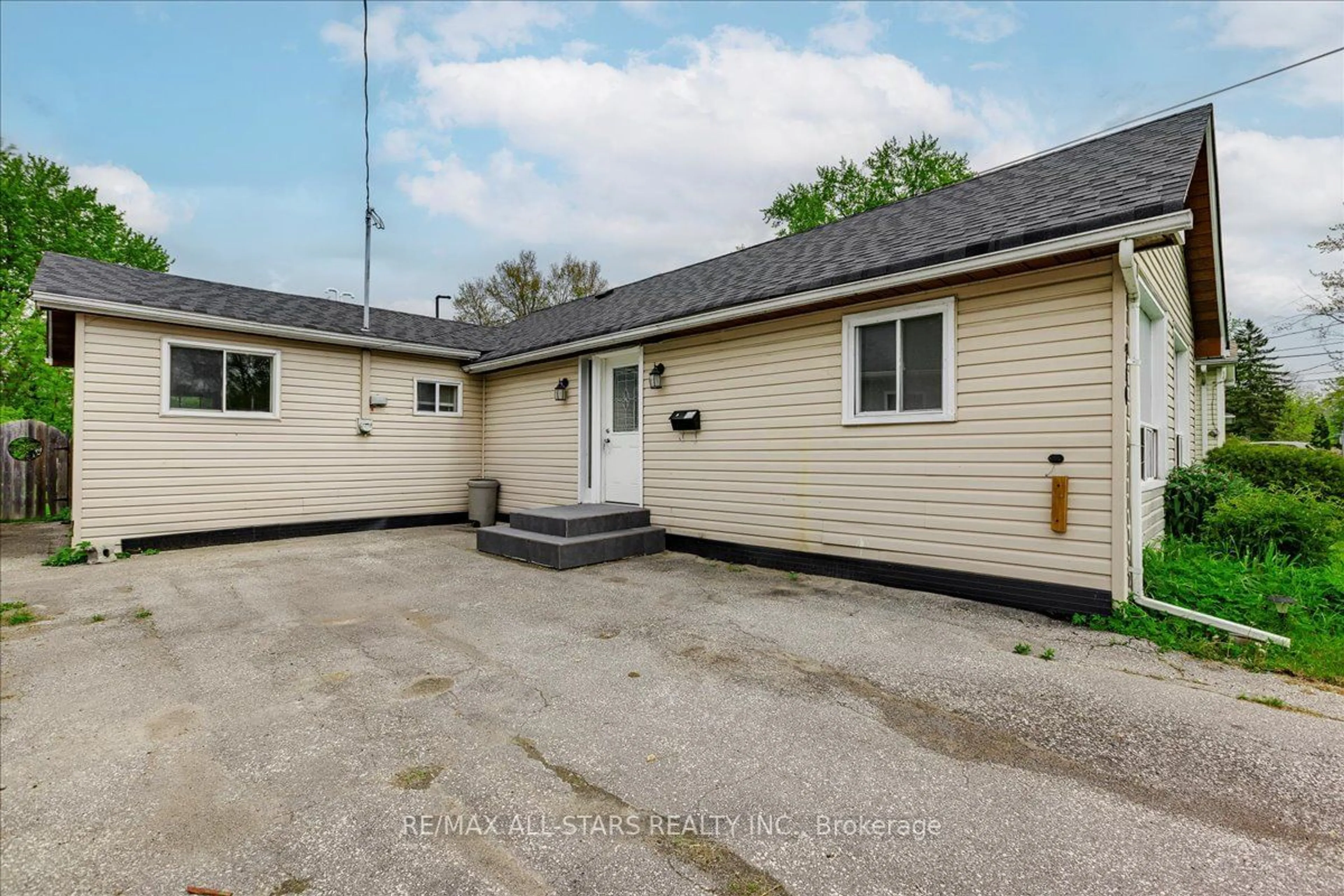 Frontside or backside of a home for 240 Royal Rd, Georgina Ontario L4P 2T8