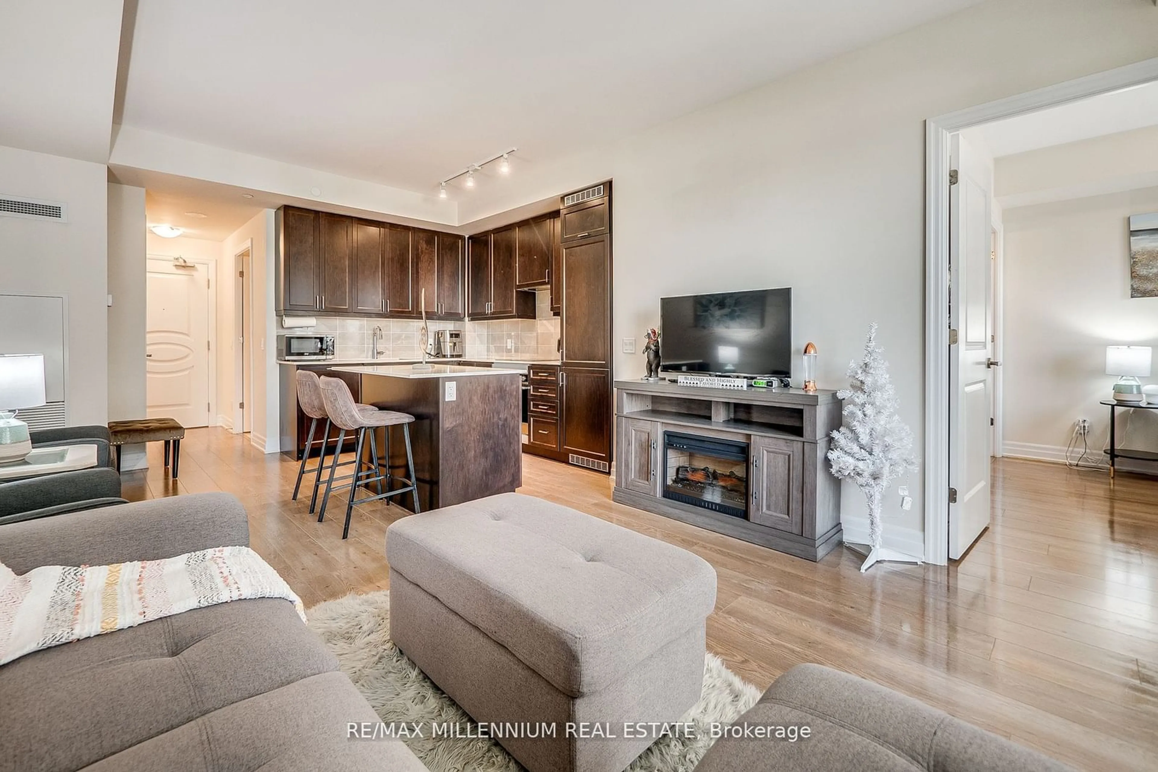 Living room for 9075 Jane St #421, Vaughan Ontario L4K 2M9