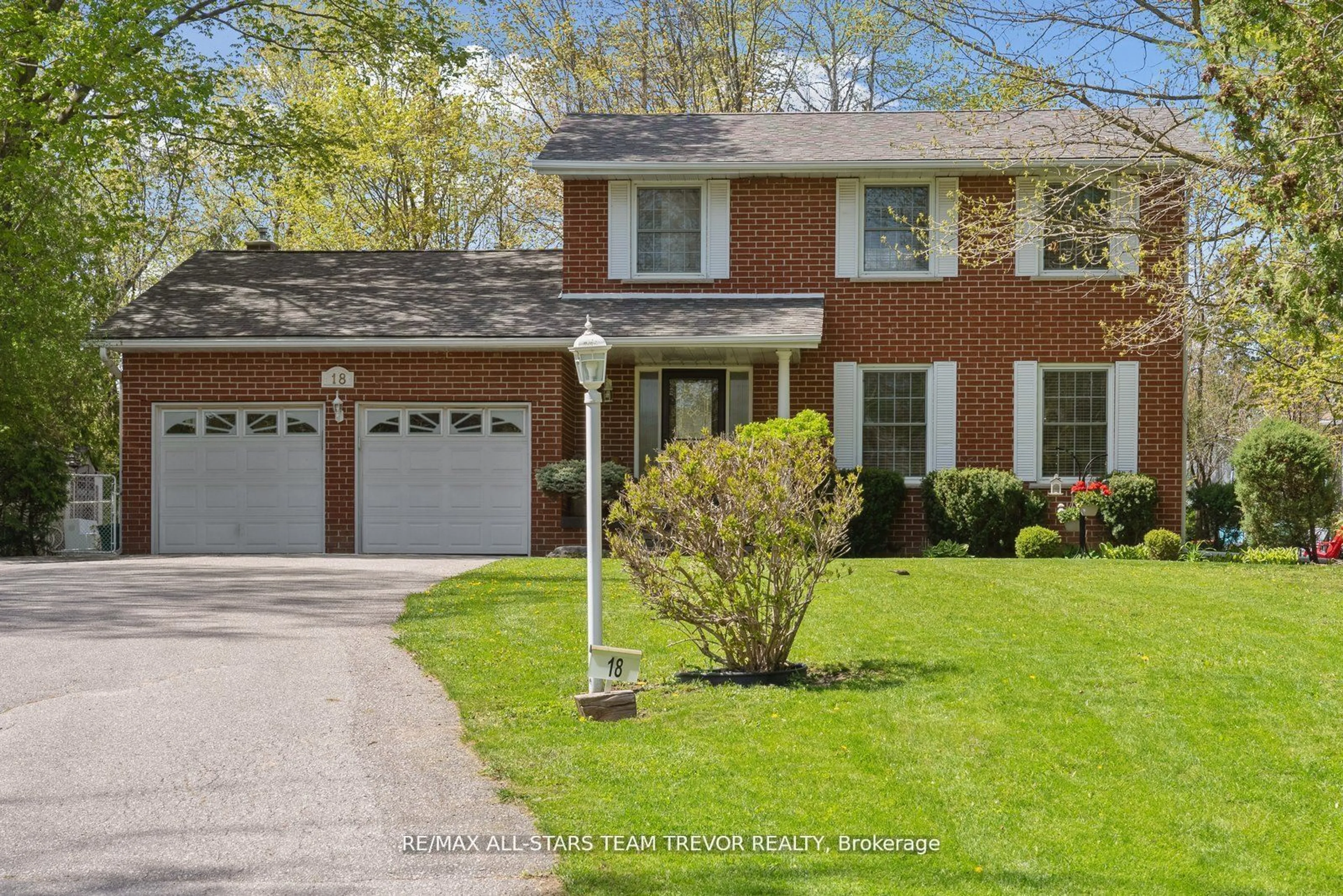 Home with brick exterior material for 18 Southwood Cres, Georgina Ontario L0E 1R0