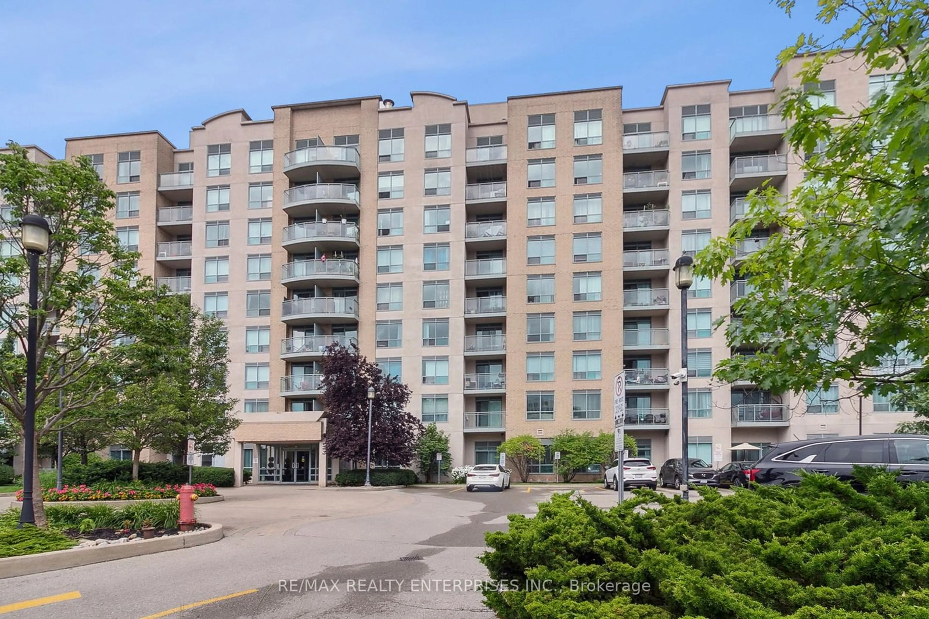 A pic from exterior of the house or condo for 51 Baffin Crt #316, Richmond Hill Ontario L4B 4P6