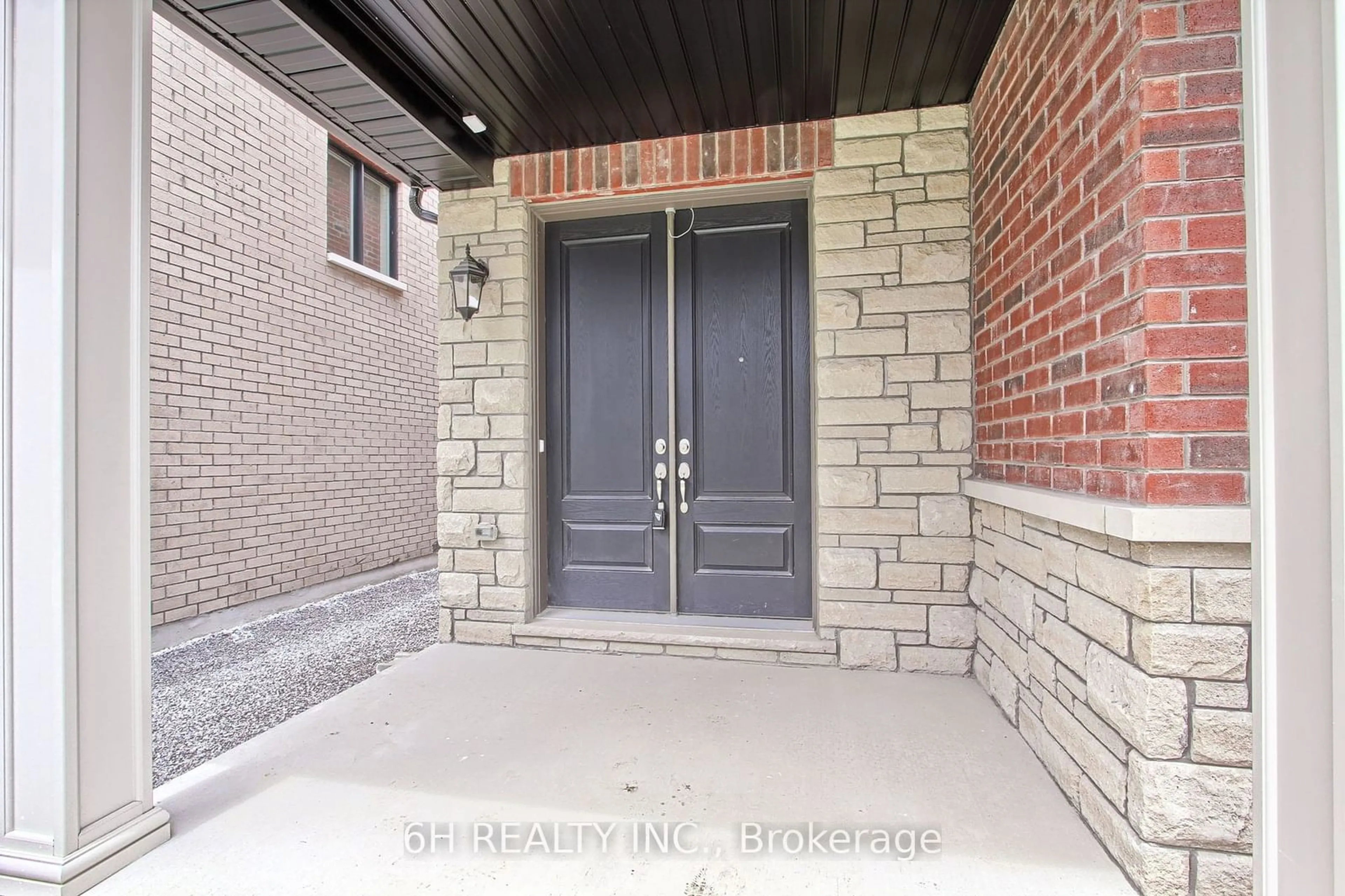 Indoor entryway for 309 Boundary Blvd, Whitchurch-Stouffville Ontario L4A 5E2