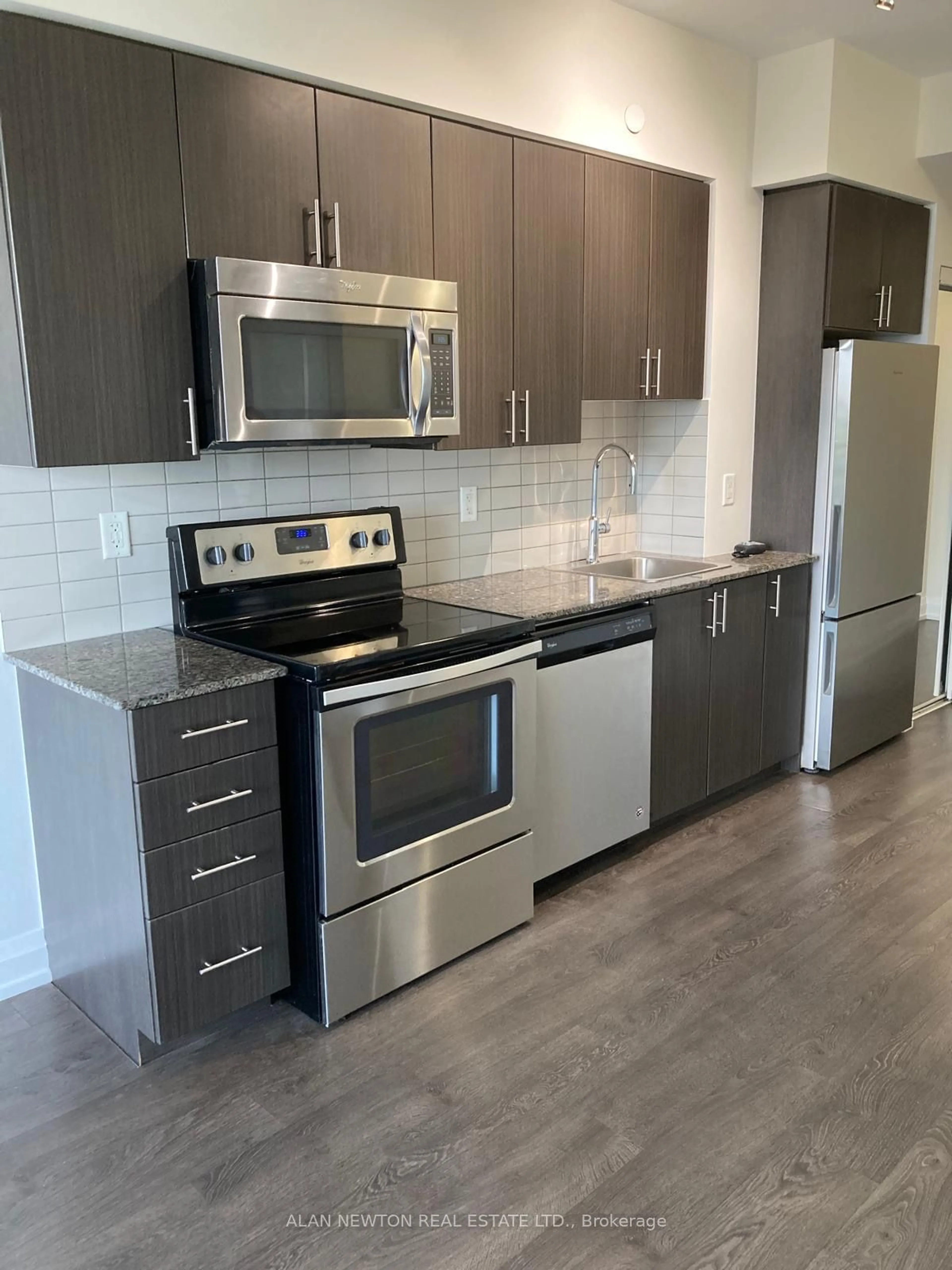 Standard kitchen, wood floors for 7900 Bathurst St #1122, Vaughan Ontario L4J 0J8