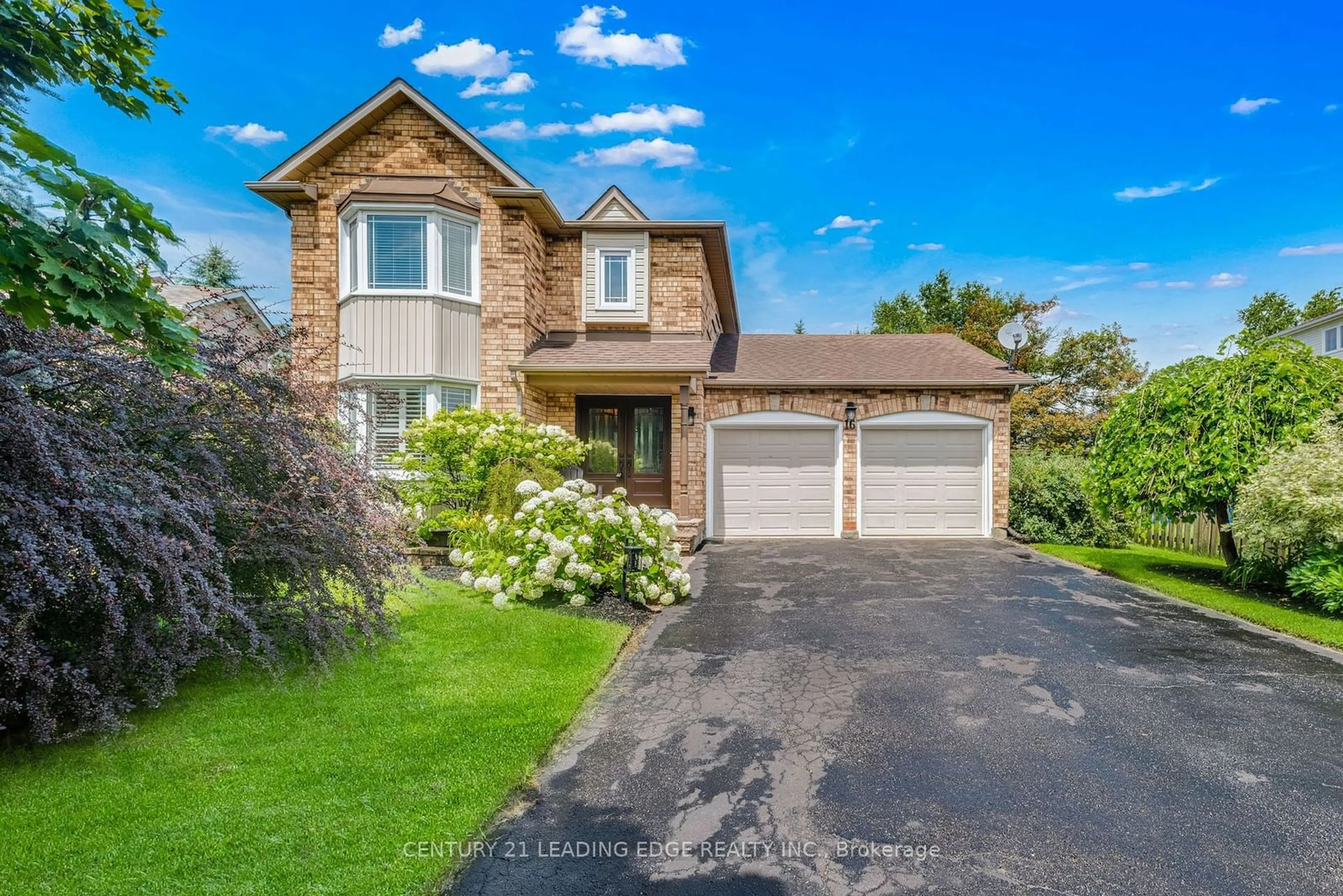 Frontside or backside of a home for 16 Kingsgate Cres, East Gwillimbury Ontario L0G 1M0