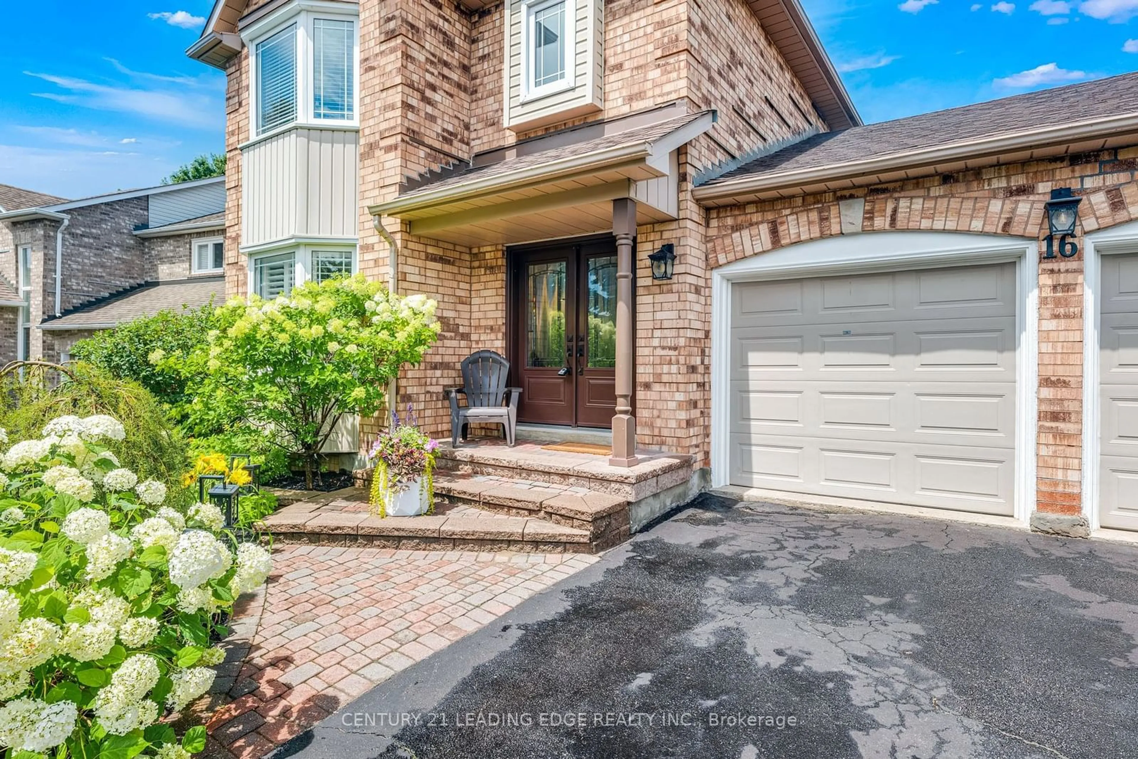 Home with brick exterior material for 16 Kingsgate Cres, East Gwillimbury Ontario L0G 1M0