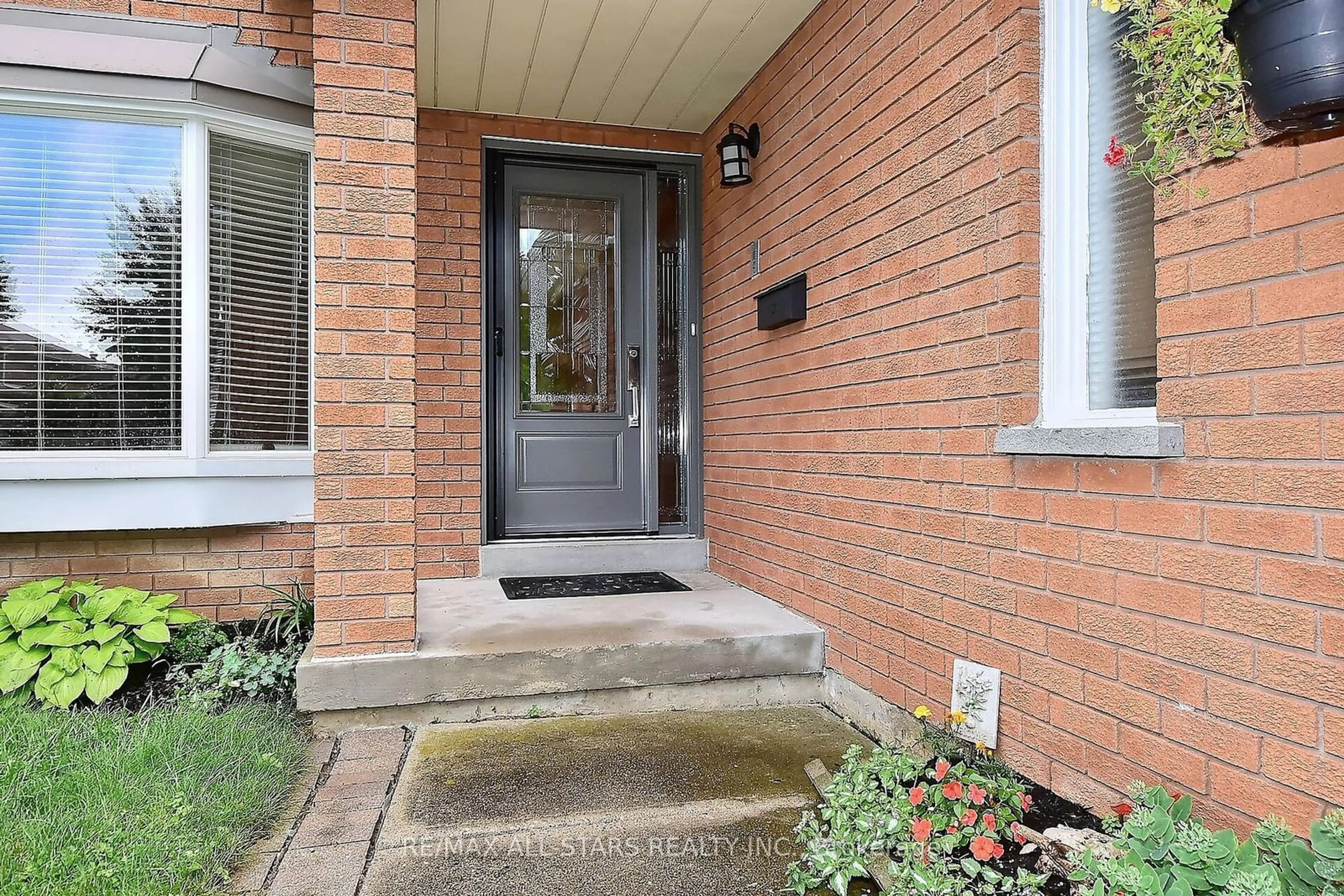 Indoor entryway for 71 Crandall Dr, Markham Ontario L3P 6L4