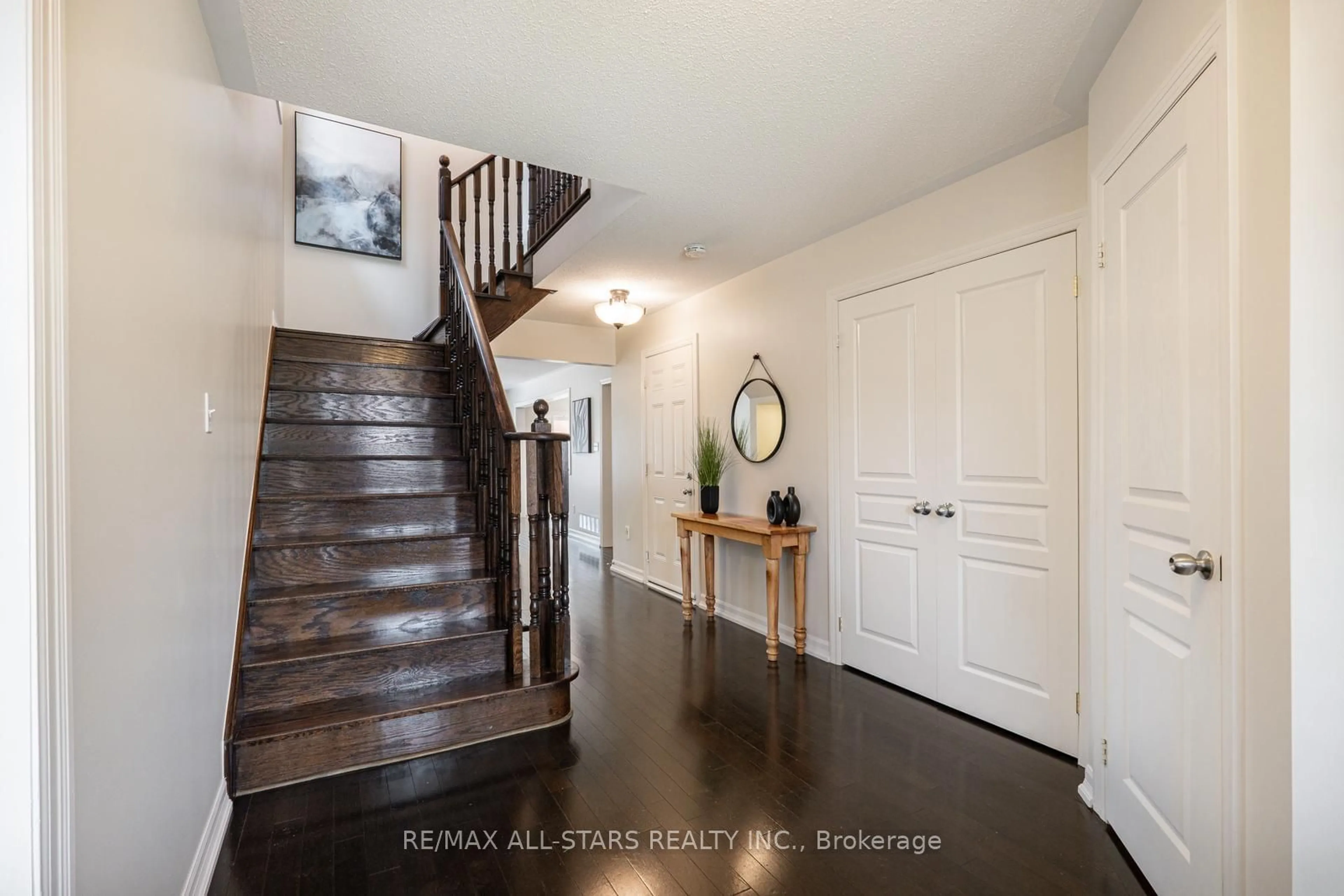 Indoor entryway for 57 Cabin Trail Cres, Whitchurch-Stouffville Ontario L4A 0S5