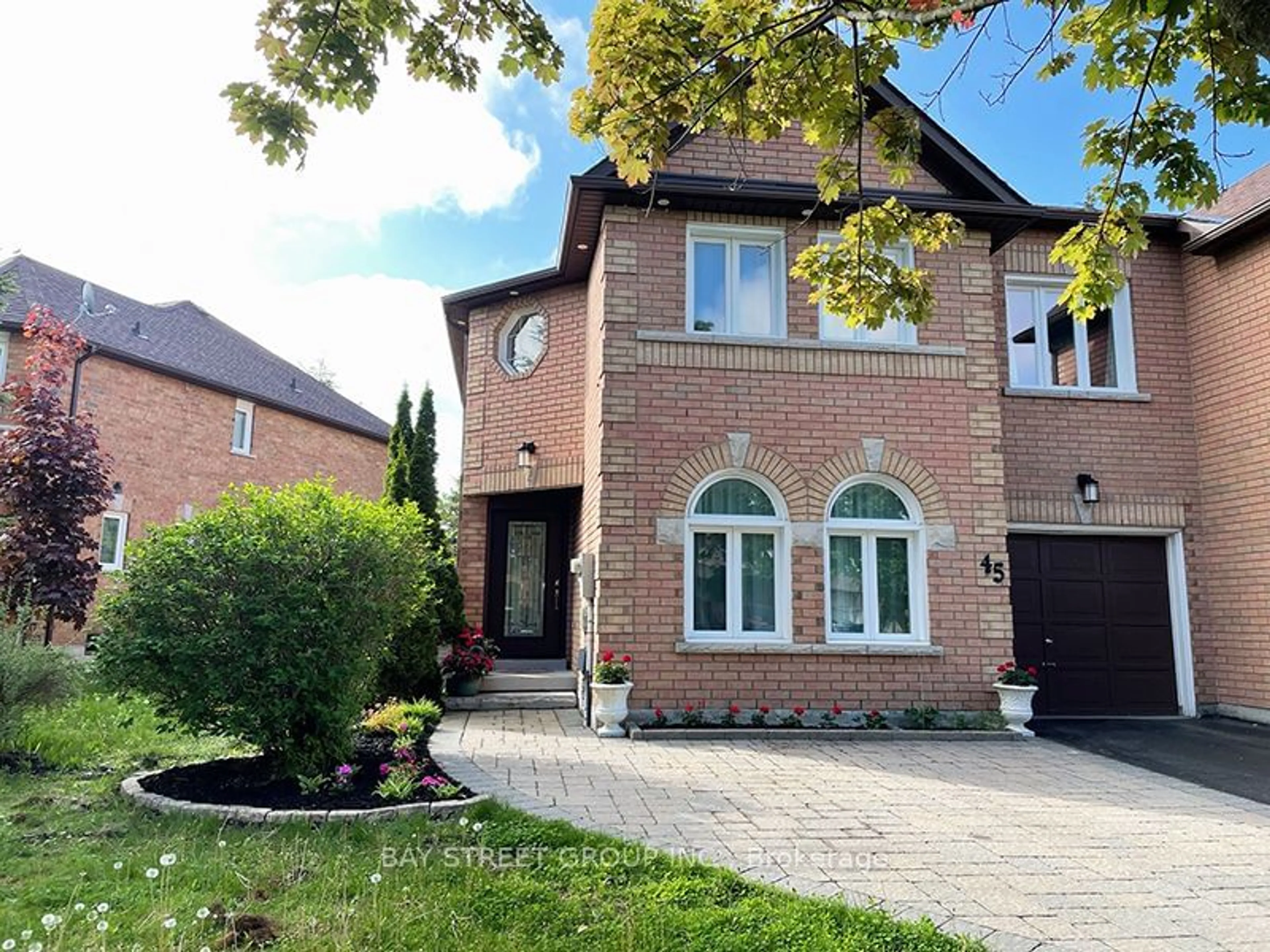 Home with brick exterior material for 45 Mistleflower Crt, Richmond Hill Ontario L4E 3T9