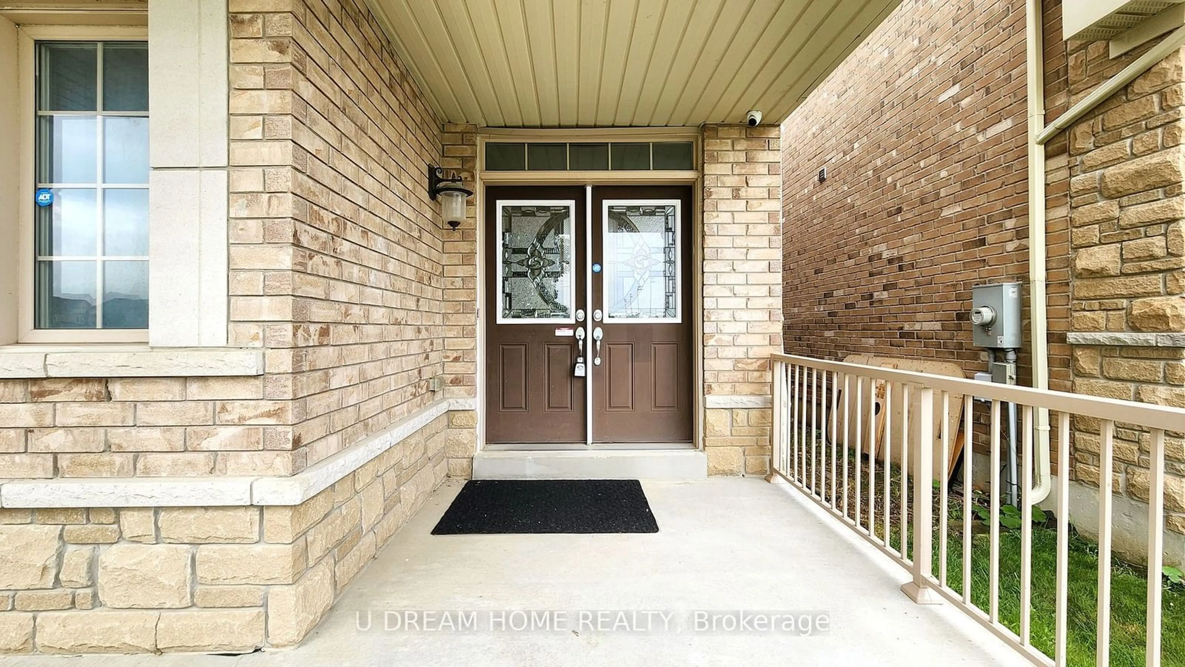 Indoor entryway for 939 Memorial Circ, Newmarket Ontario L3X 0B5