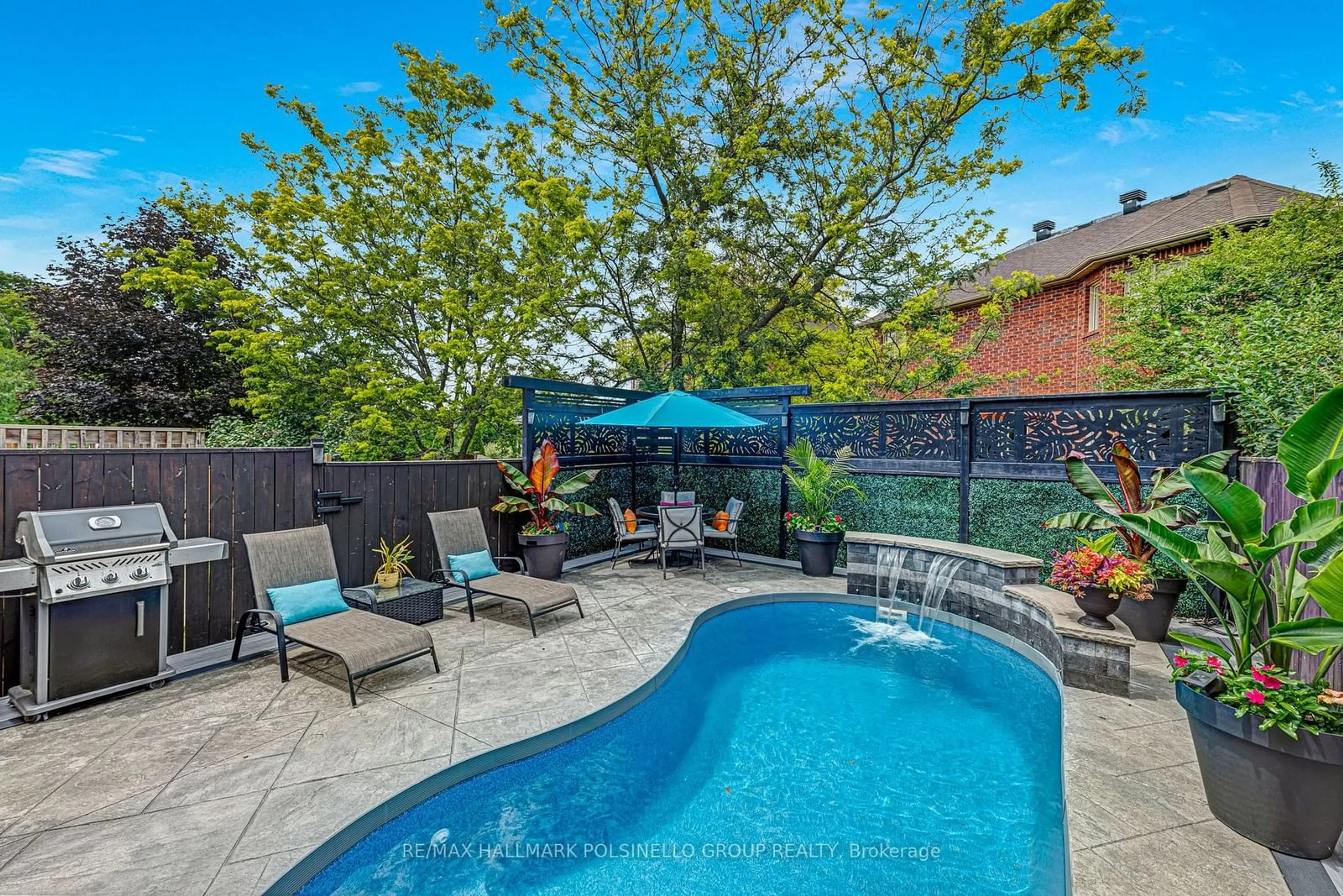 Indoor or outdoor pool for 125 Warwick Cres, Newmarket Ontario L3X 2M7