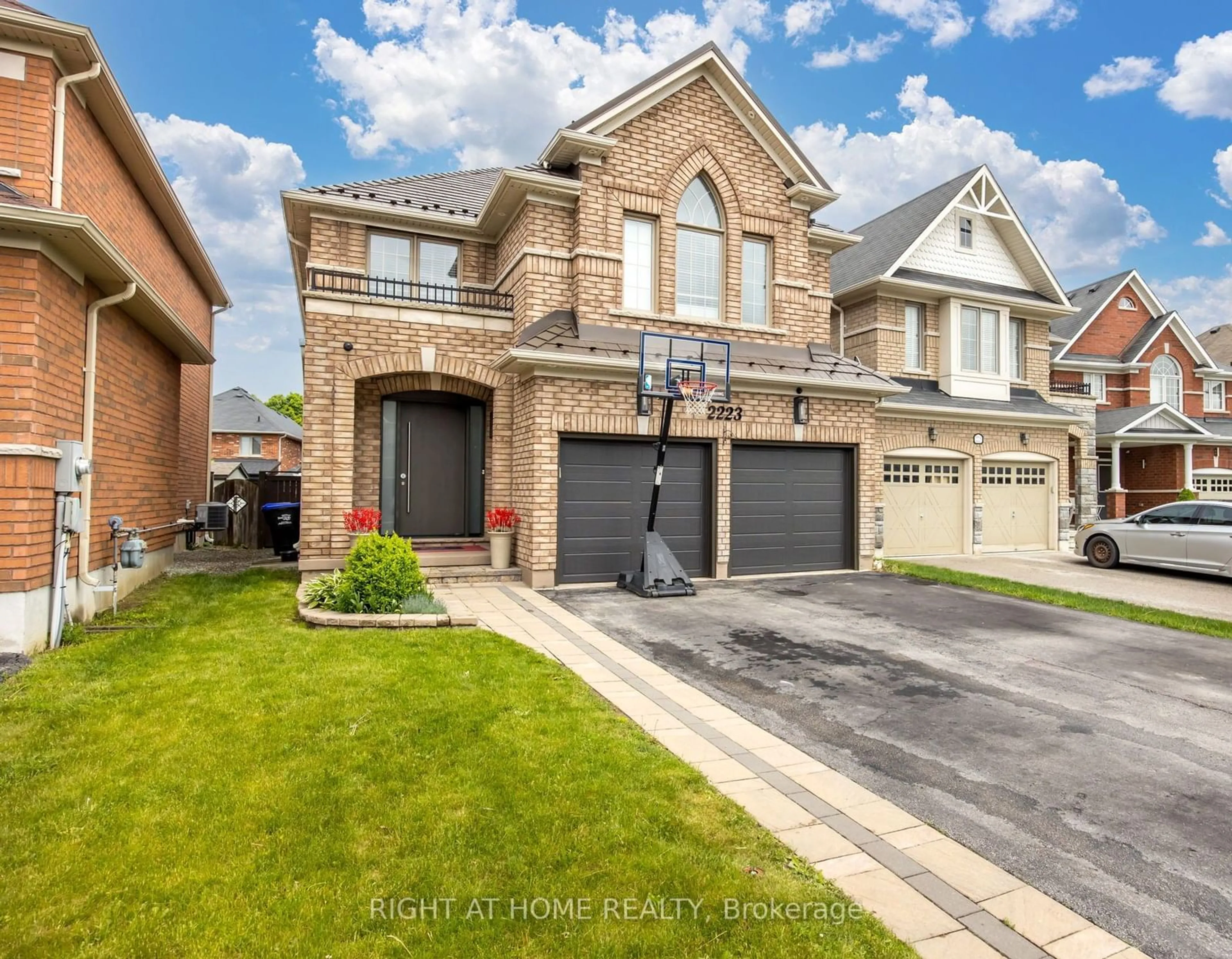 Home with brick exterior material for 2223 Dawson Cres, Innisfil Ontario L9S 0G9