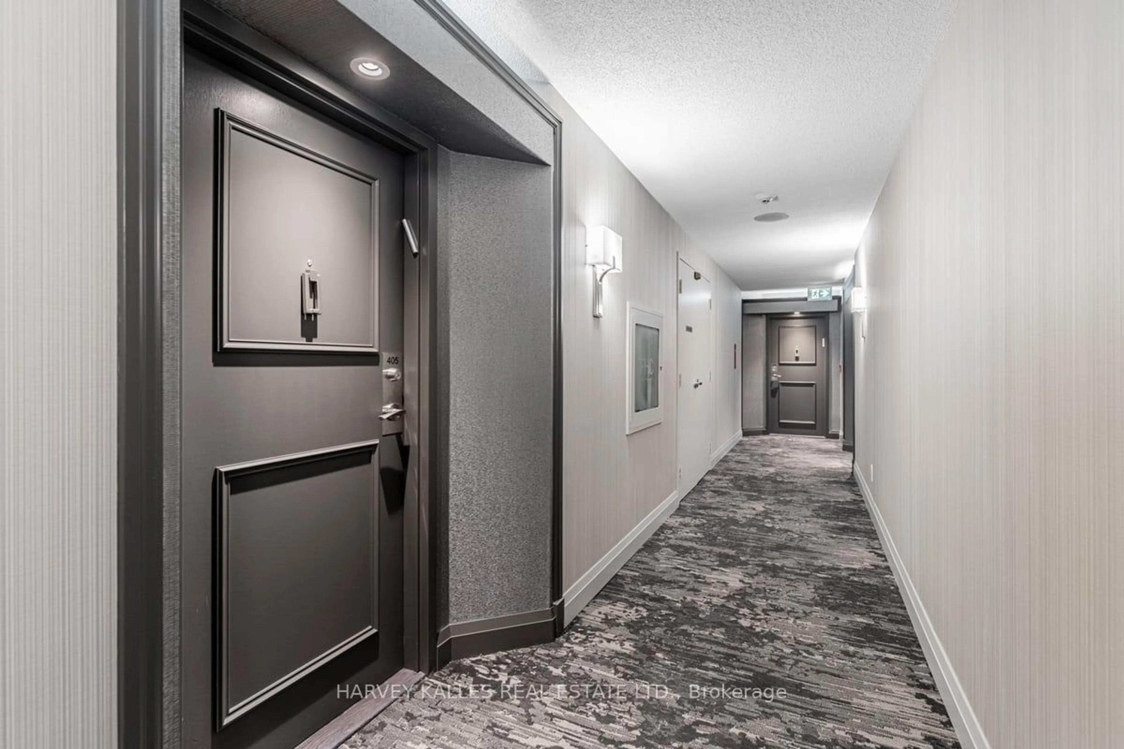 Indoor foyer for 110 Promenade Circ #405, Vaughan Ontario L4C 9G4