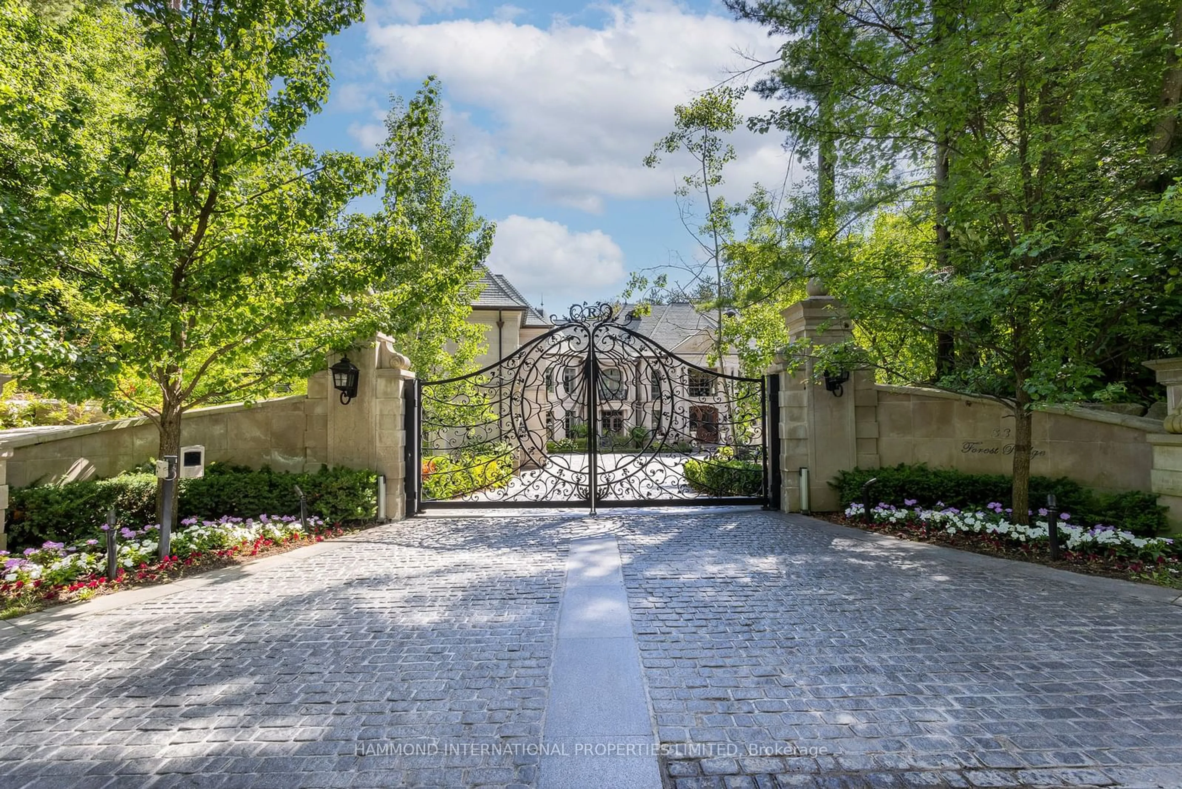 Patio, the street view for 33 Forest Ridge Rd, Richmond Hill Ontario L4E 3L8