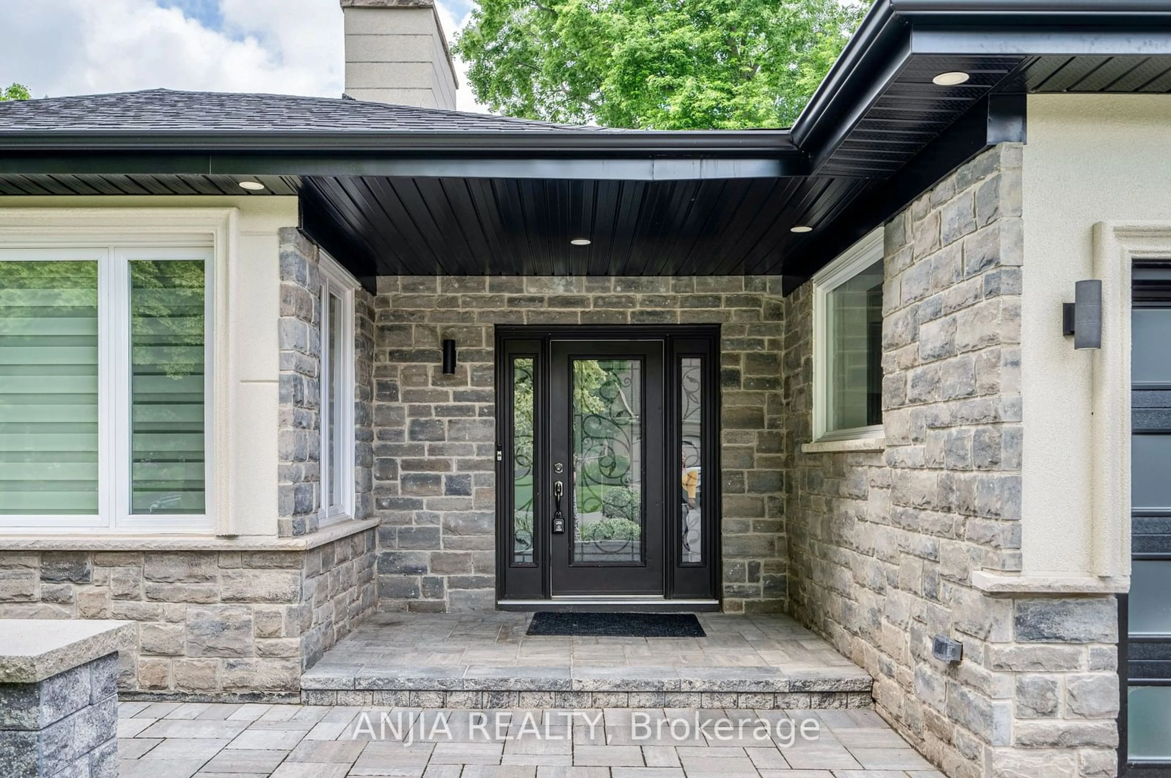 Indoor entryway for 40 Windridge Dr, Markham Ontario L3P 1V1