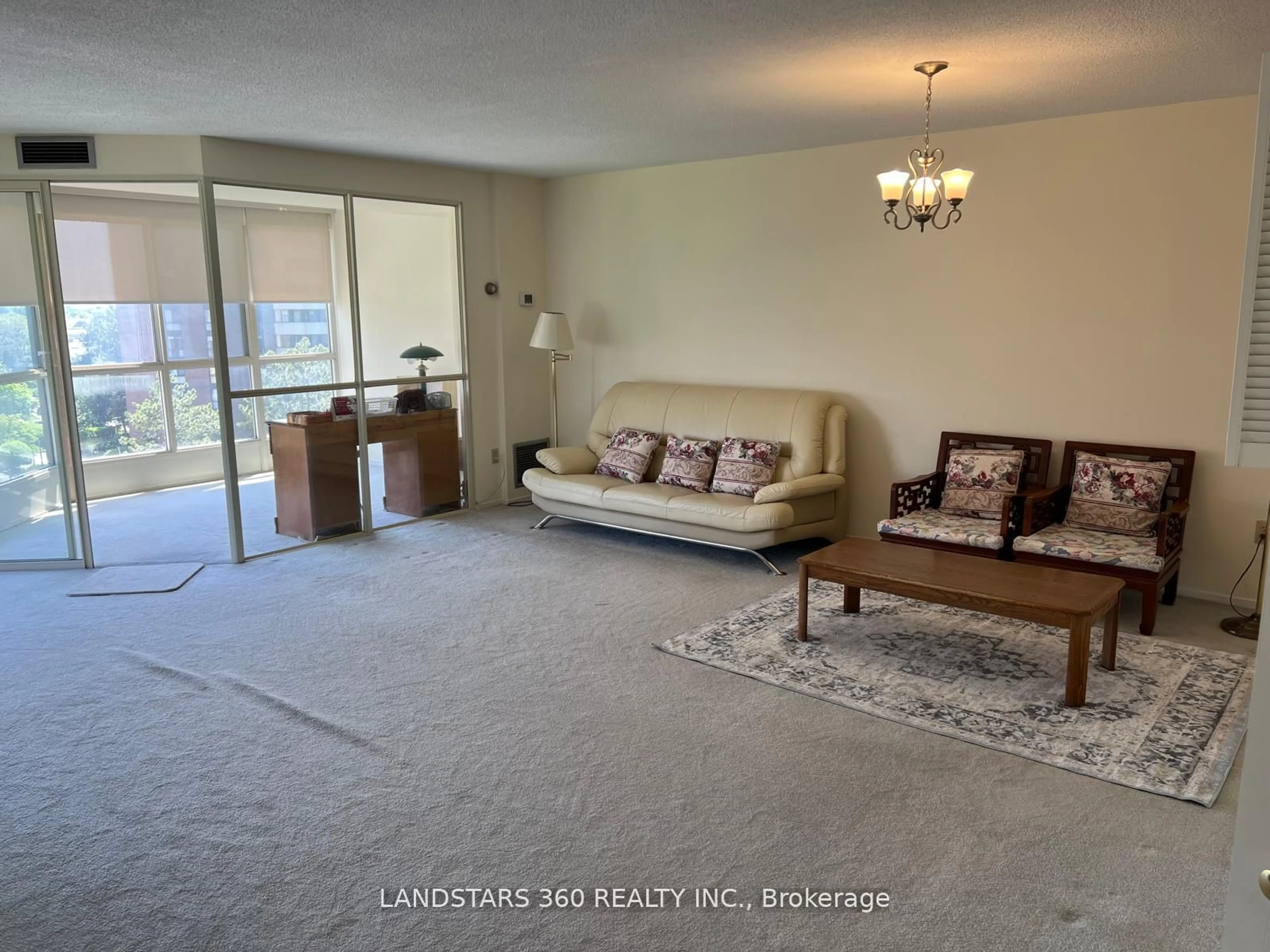 Living room for 5 Weldrick Rd #606, Richmond Hill Ontario L4C 8S9