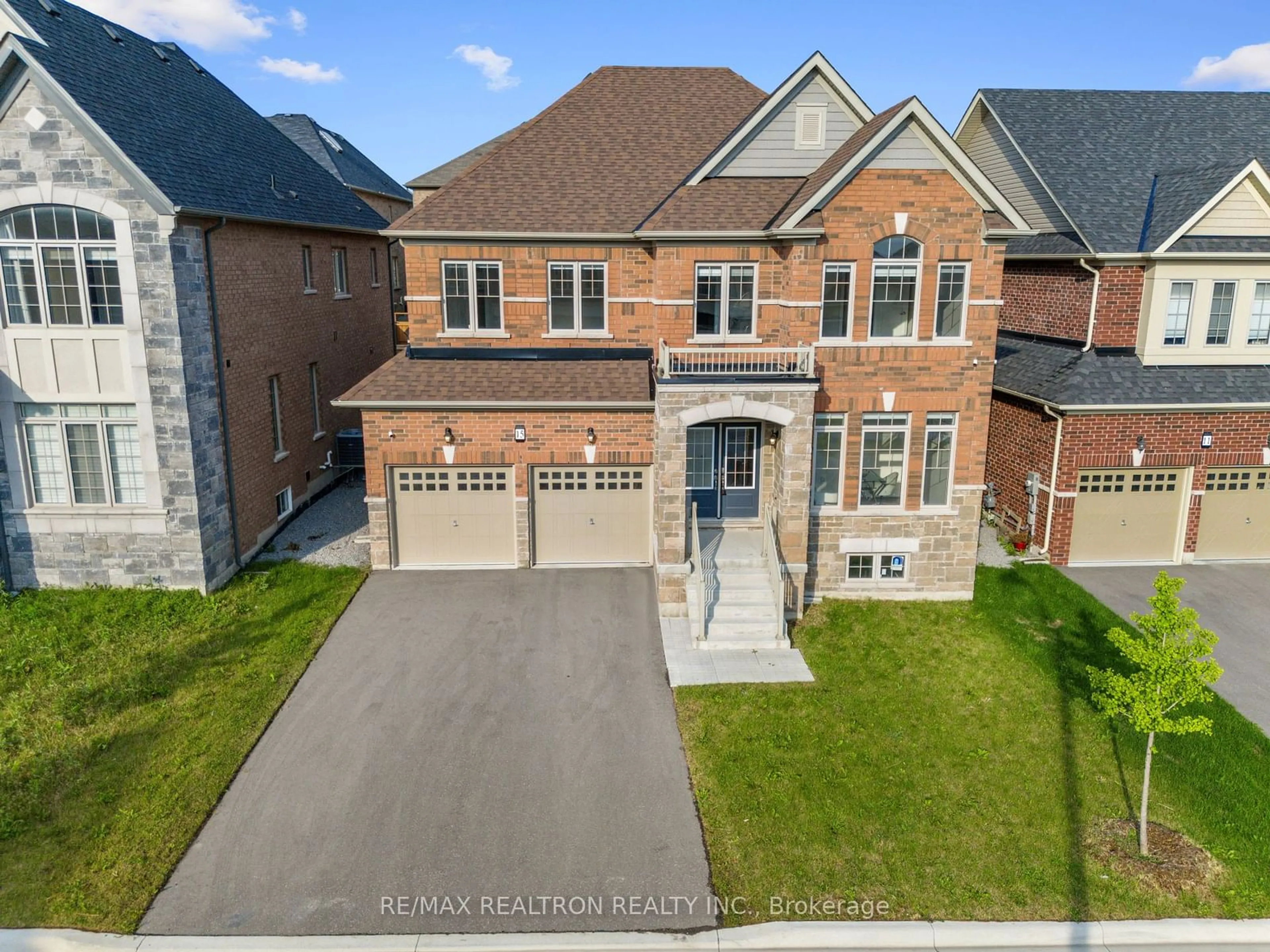 Frontside or backside of a home for 15 Murray Leonard Lane, East Gwillimbury Ontario L9N 0Y7