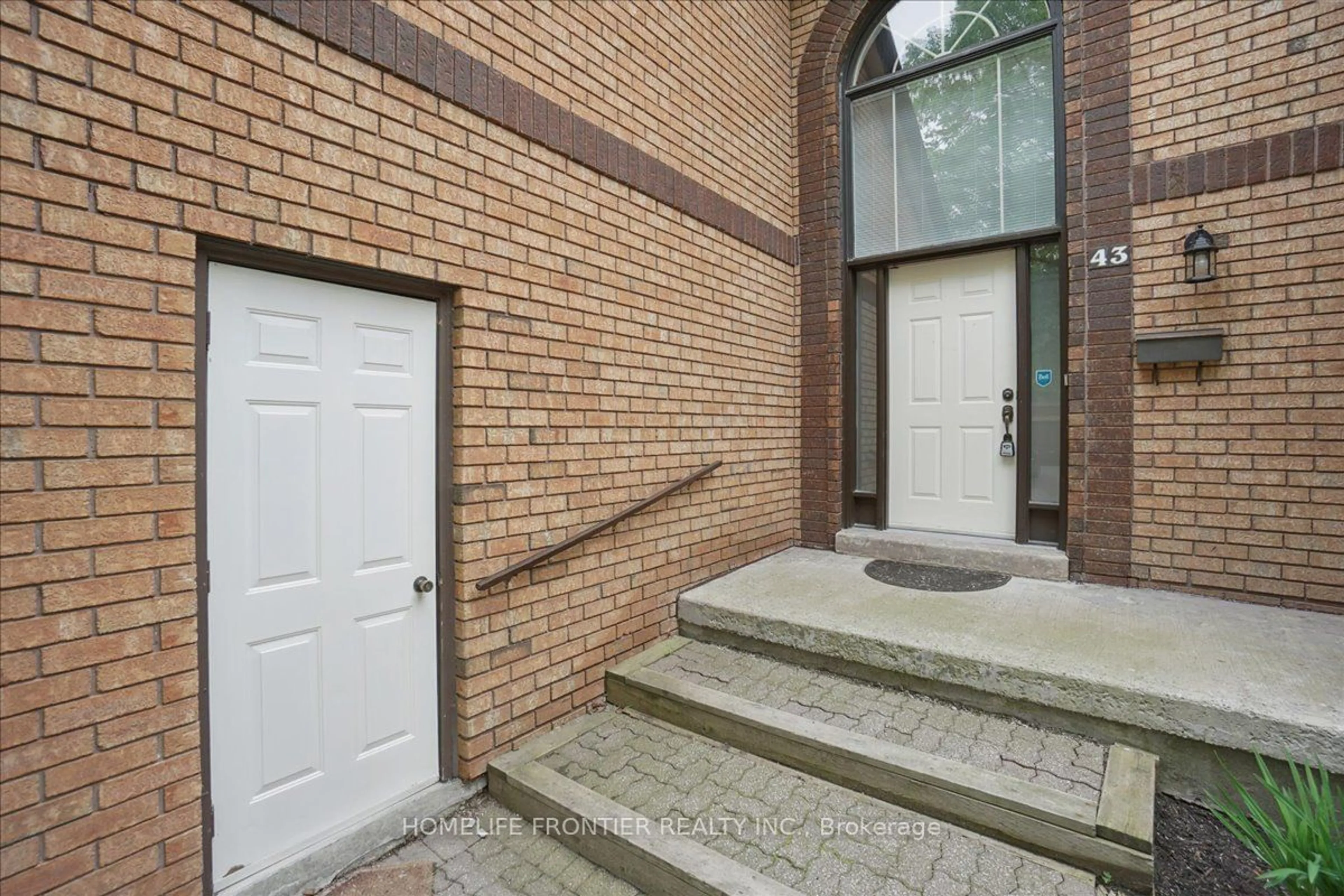 Indoor entryway for 43 Green Briar Rd, New Tecumseth Ontario L9R 1R5