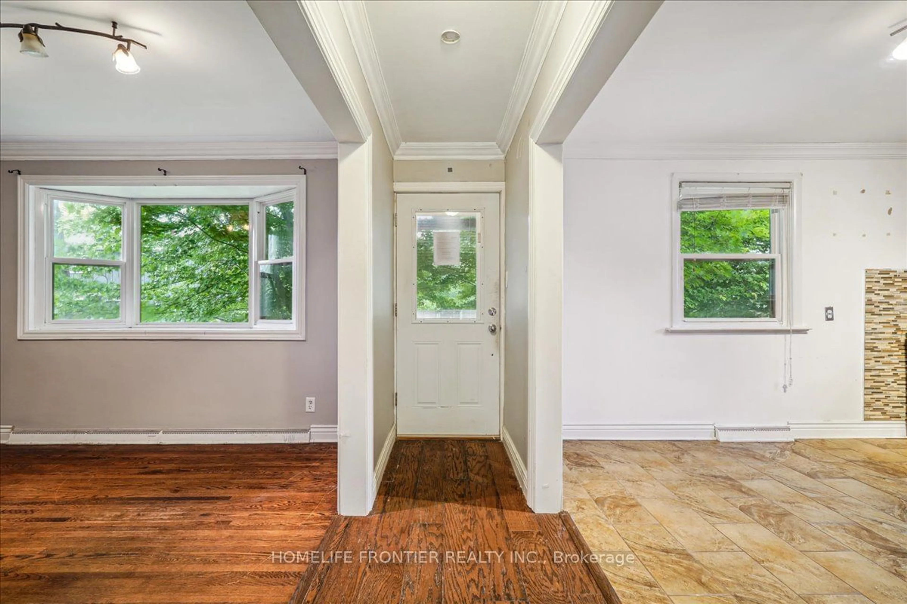 Indoor entryway for 20139 Bathurst St, East Gwillimbury Ontario L9N 1N3