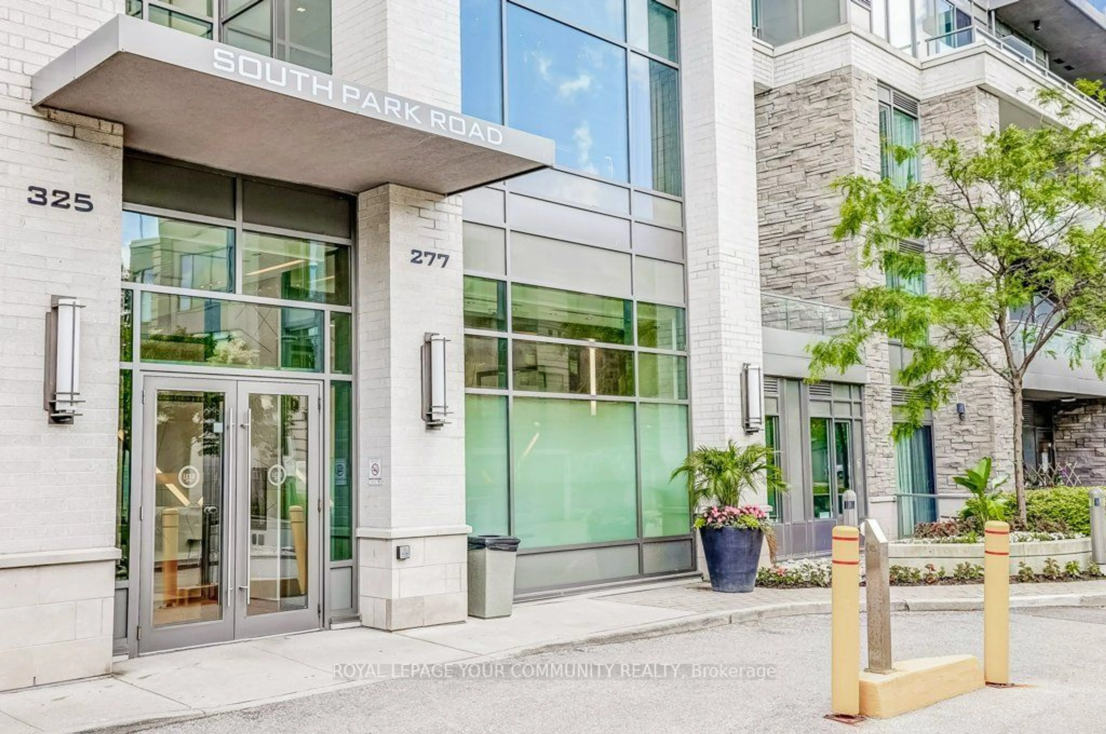 Indoor foyer for 277 South Park Rd #715, Markham Ontario L3T 0B7