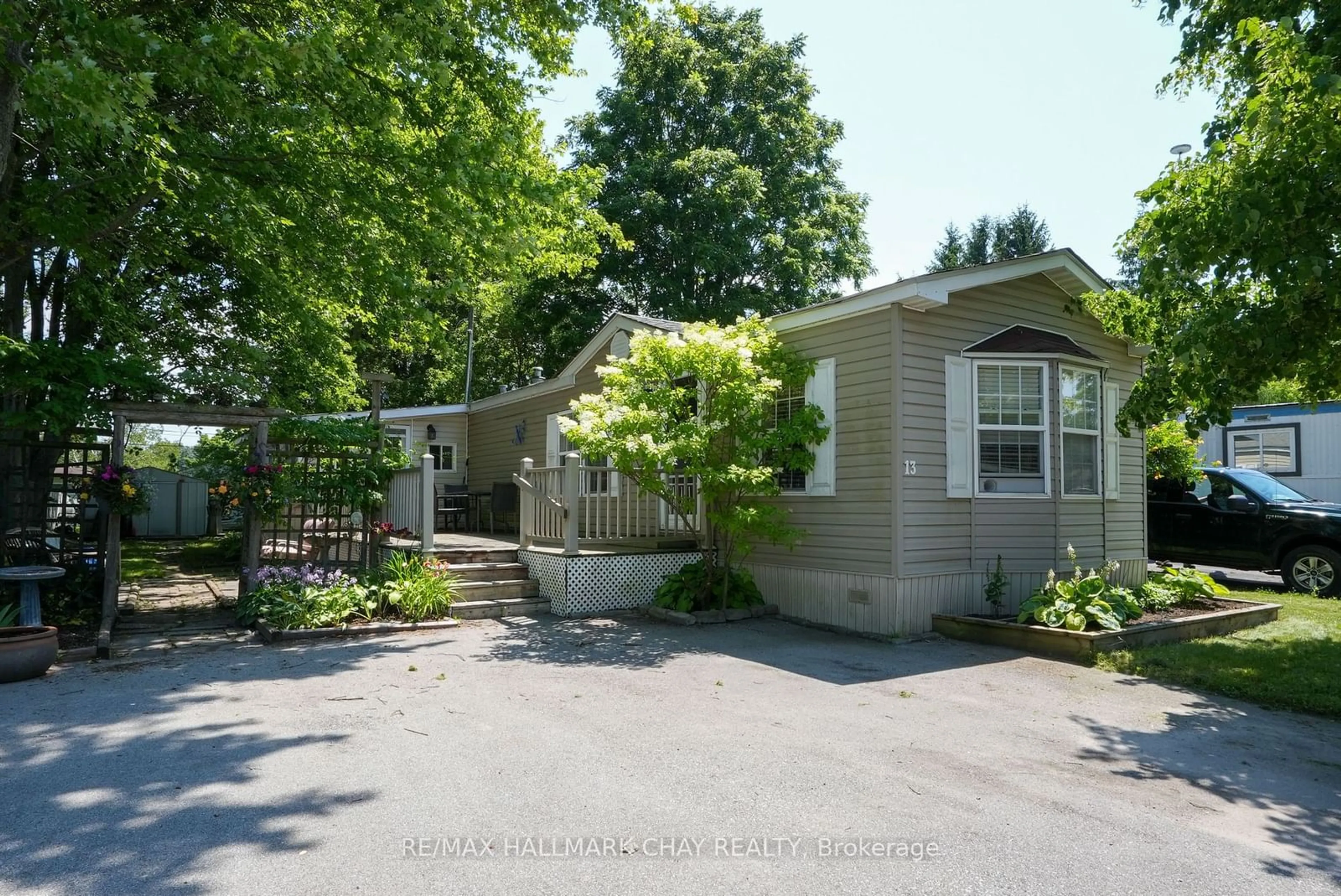 A pic from exterior of the house or condo for 13 SHAMROCK Cres, Essa Ontario L3W 0A5