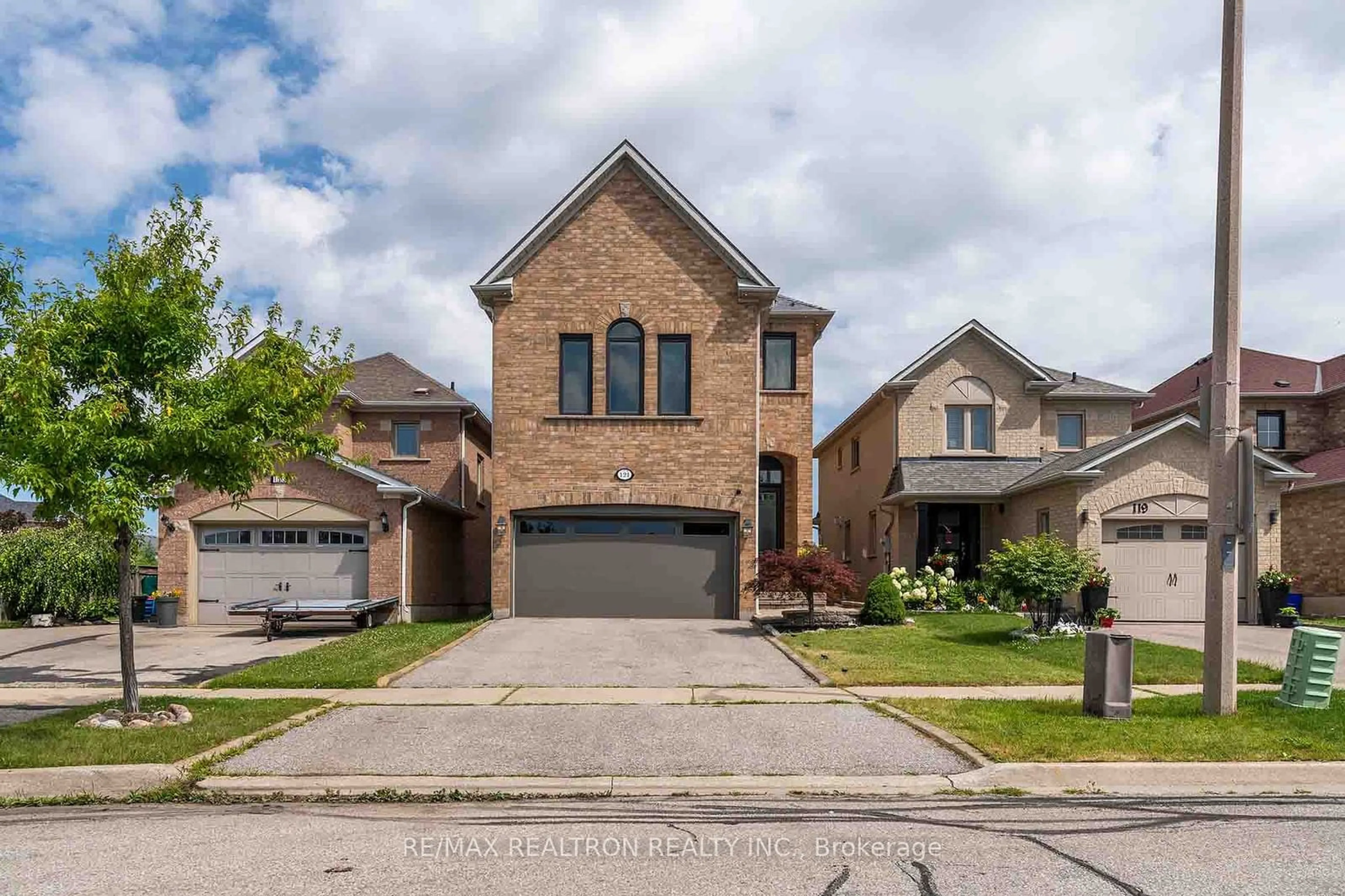 Frontside or backside of a home for 121 Broomlands Dr, Vaughan Ontario L6A 2K3