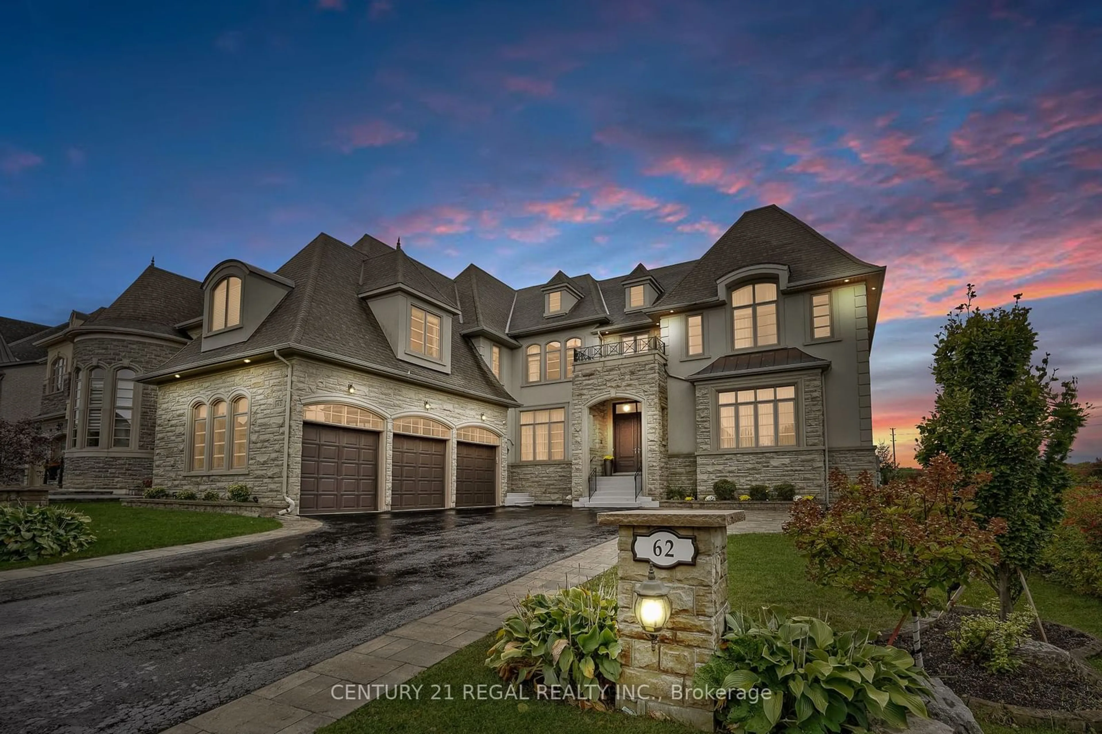 Frontside or backside of a home for 62 Carisbrooke Circ, Aurora Ontario L4G 0K4