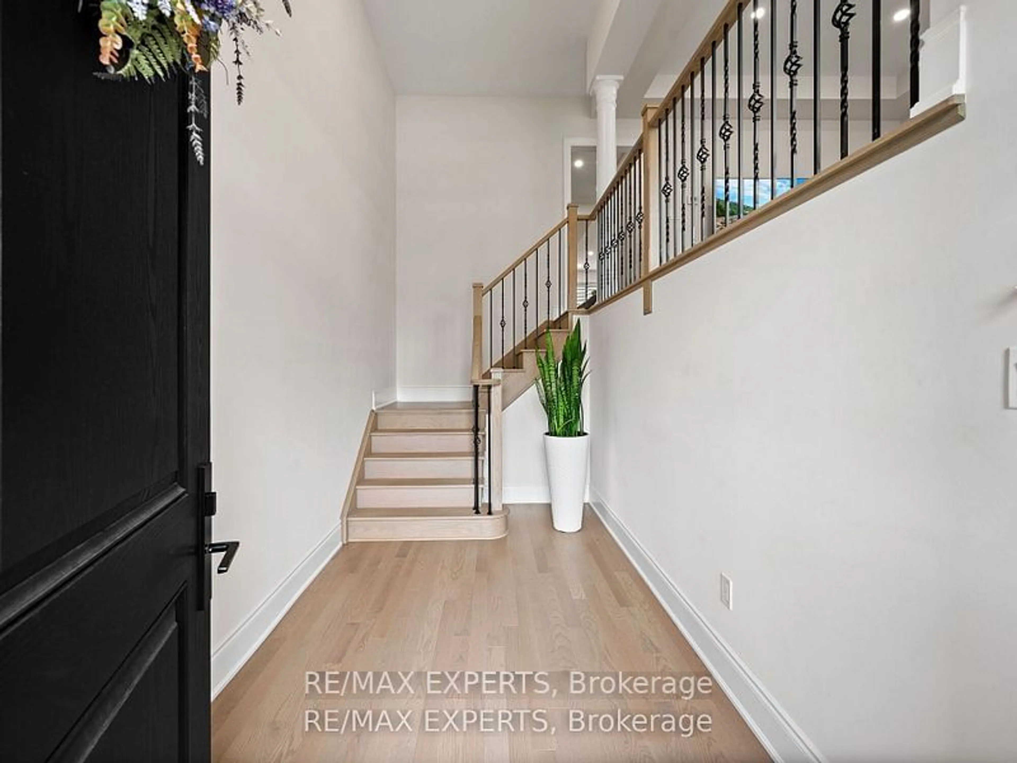 Indoor entryway for 120 Stokes Dr, King Ontario L7B 0P8