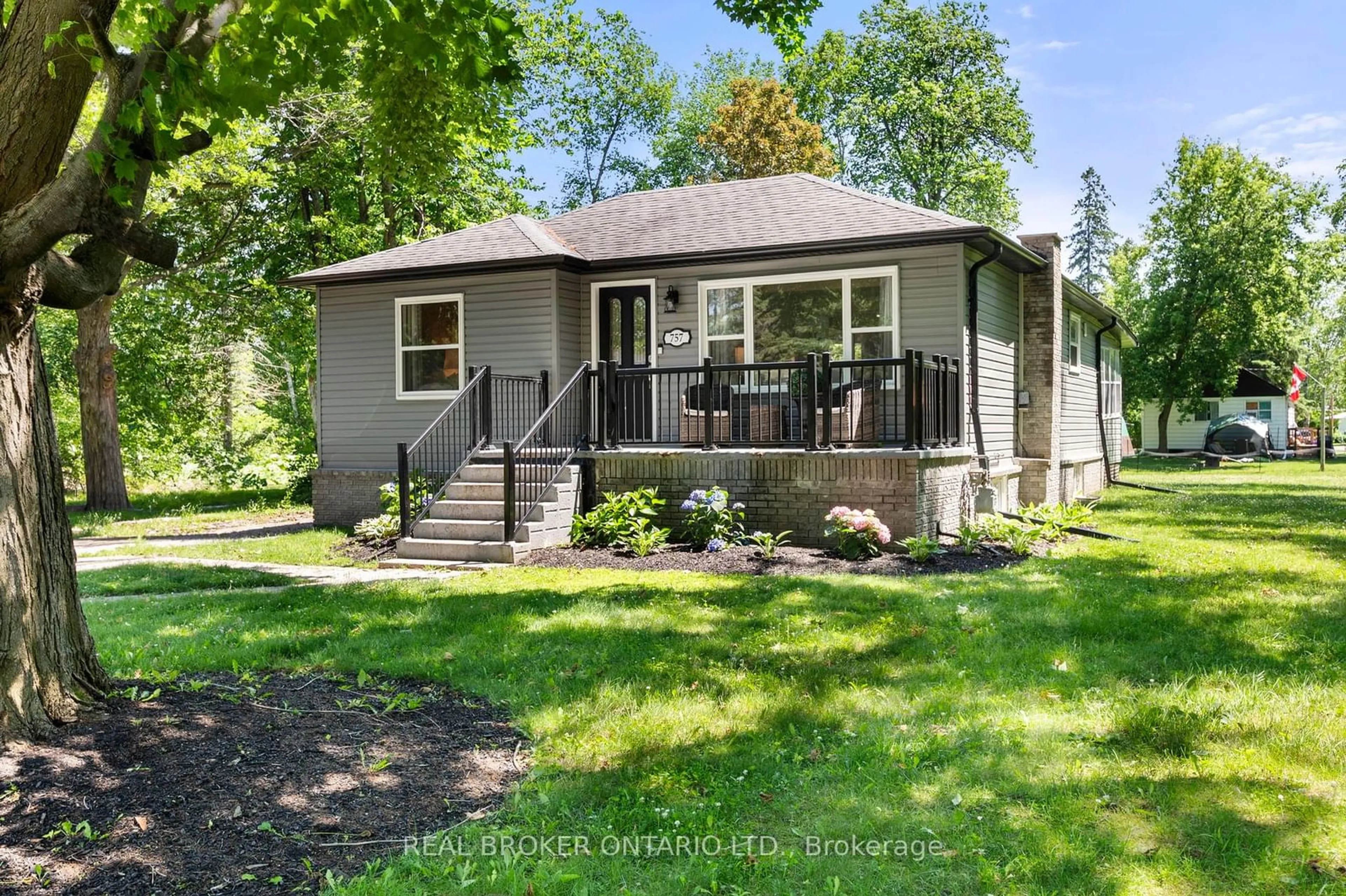 Frontside or backside of a home for 757 Trinity St, Innisfil Ontario L9S 2G8