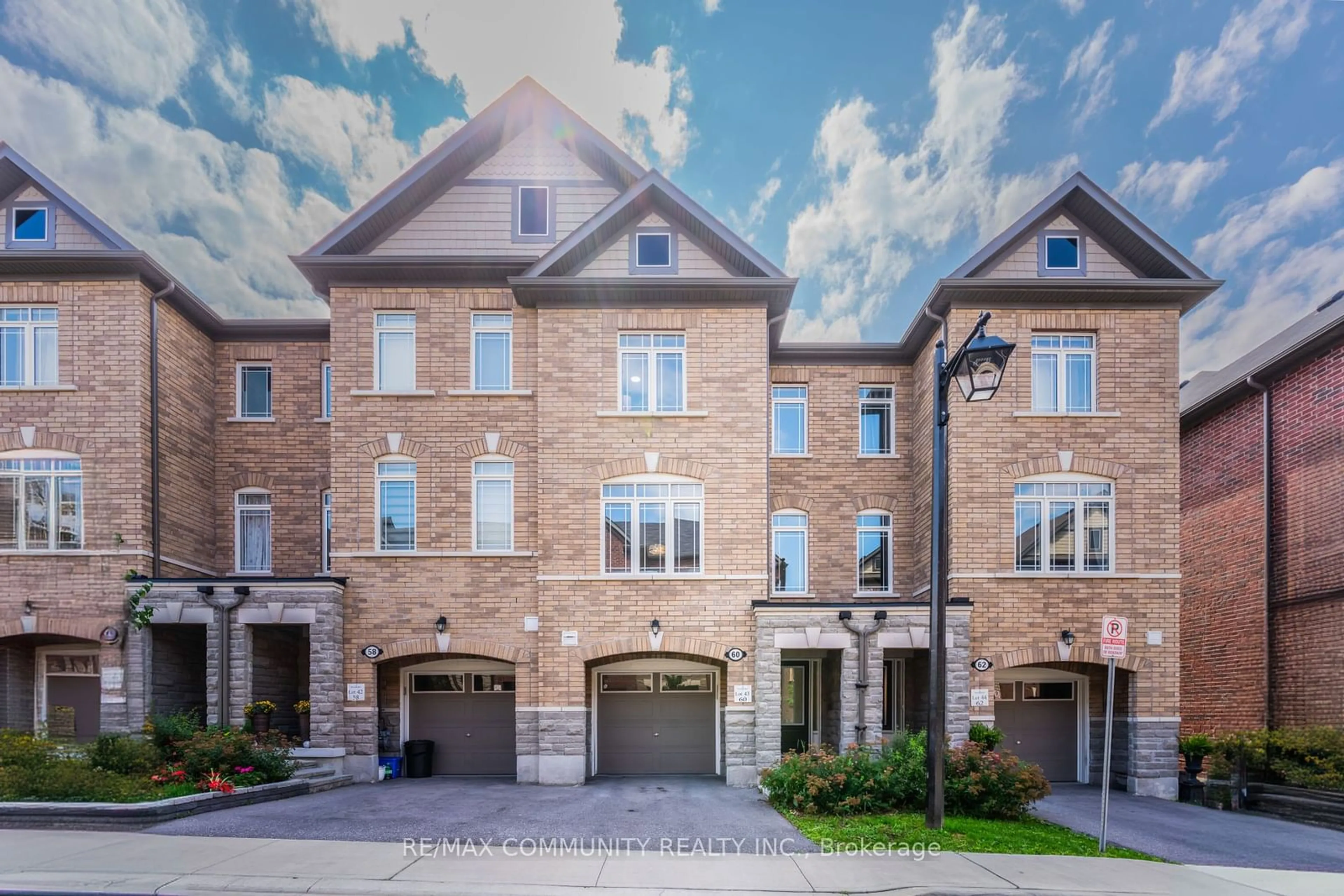 A pic from exterior of the house or condo for 60 Gordon Circ, Newmarket Ontario L3Y 0C9