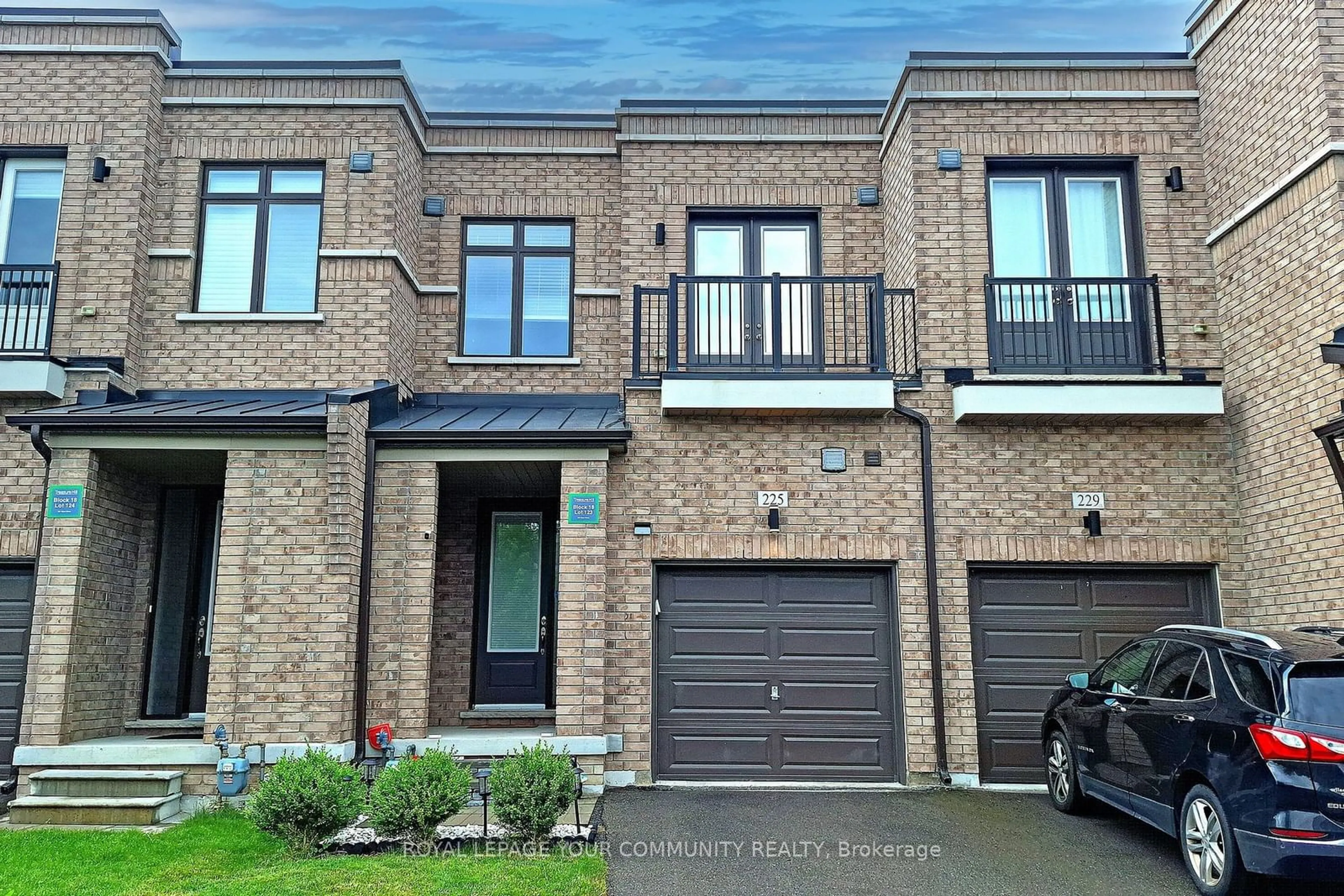 Home with brick exterior material for 225 Elyse Crt, Aurora Ontario L4G 2C9