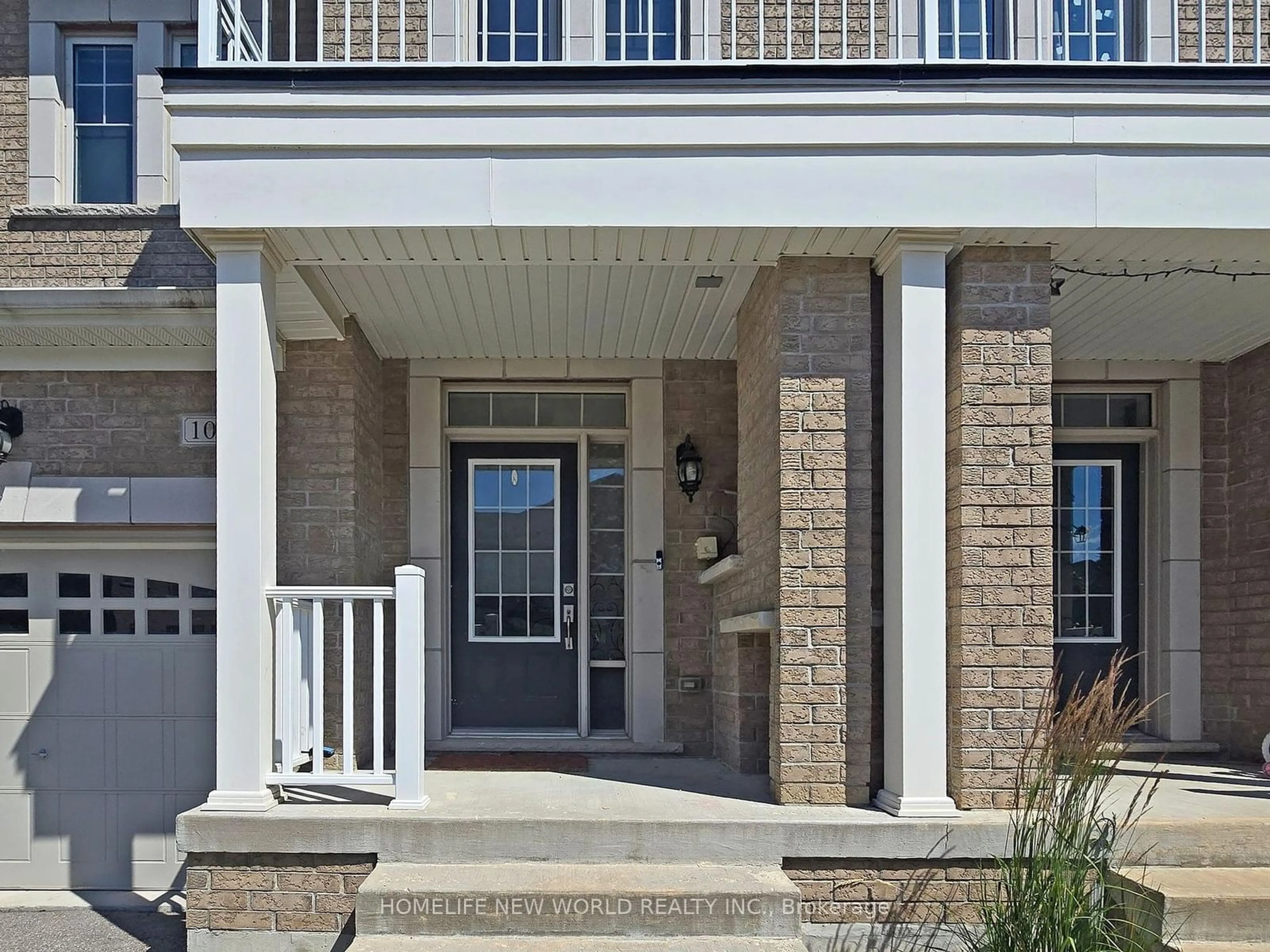 Indoor entryway for 100 Radial Dr, Aurora Ontario L4G 0Z8