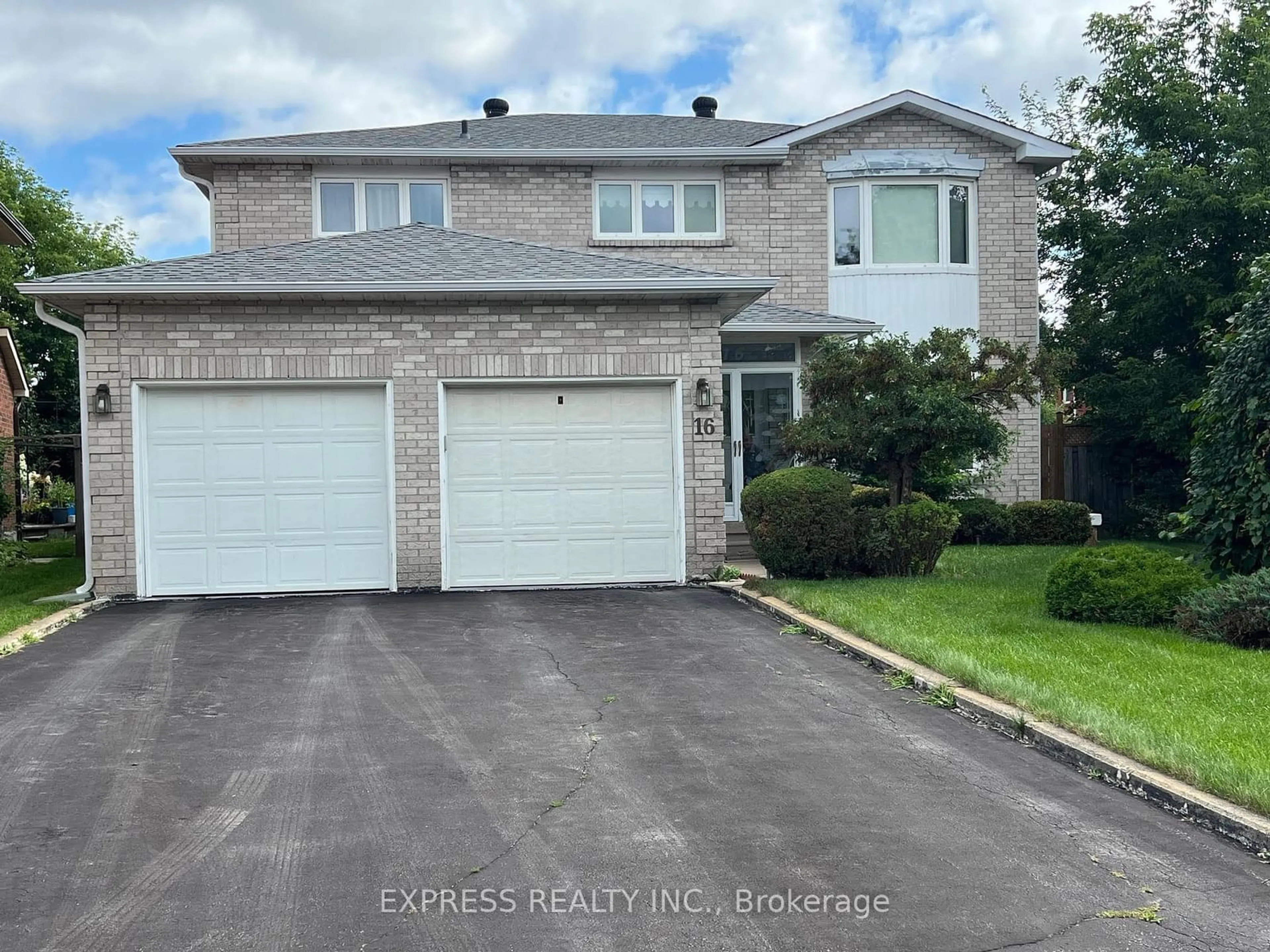 Frontside or backside of a home for 16 Hanover Crt, Richmond Hill Ontario L4C 8L5