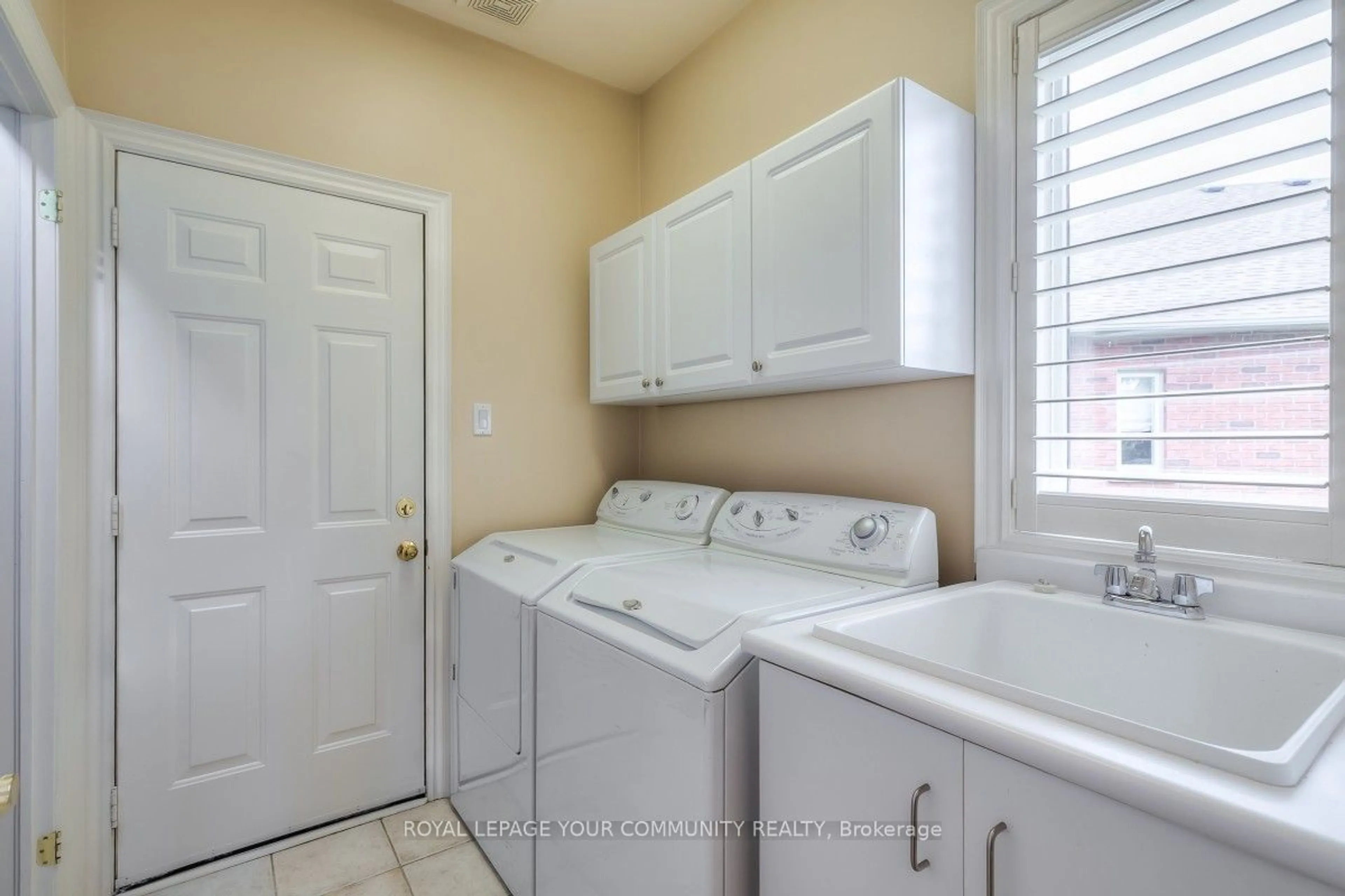 Laundry room for 18 Hales Landing, Whitchurch-Stouffville Ontario L4A 1N4