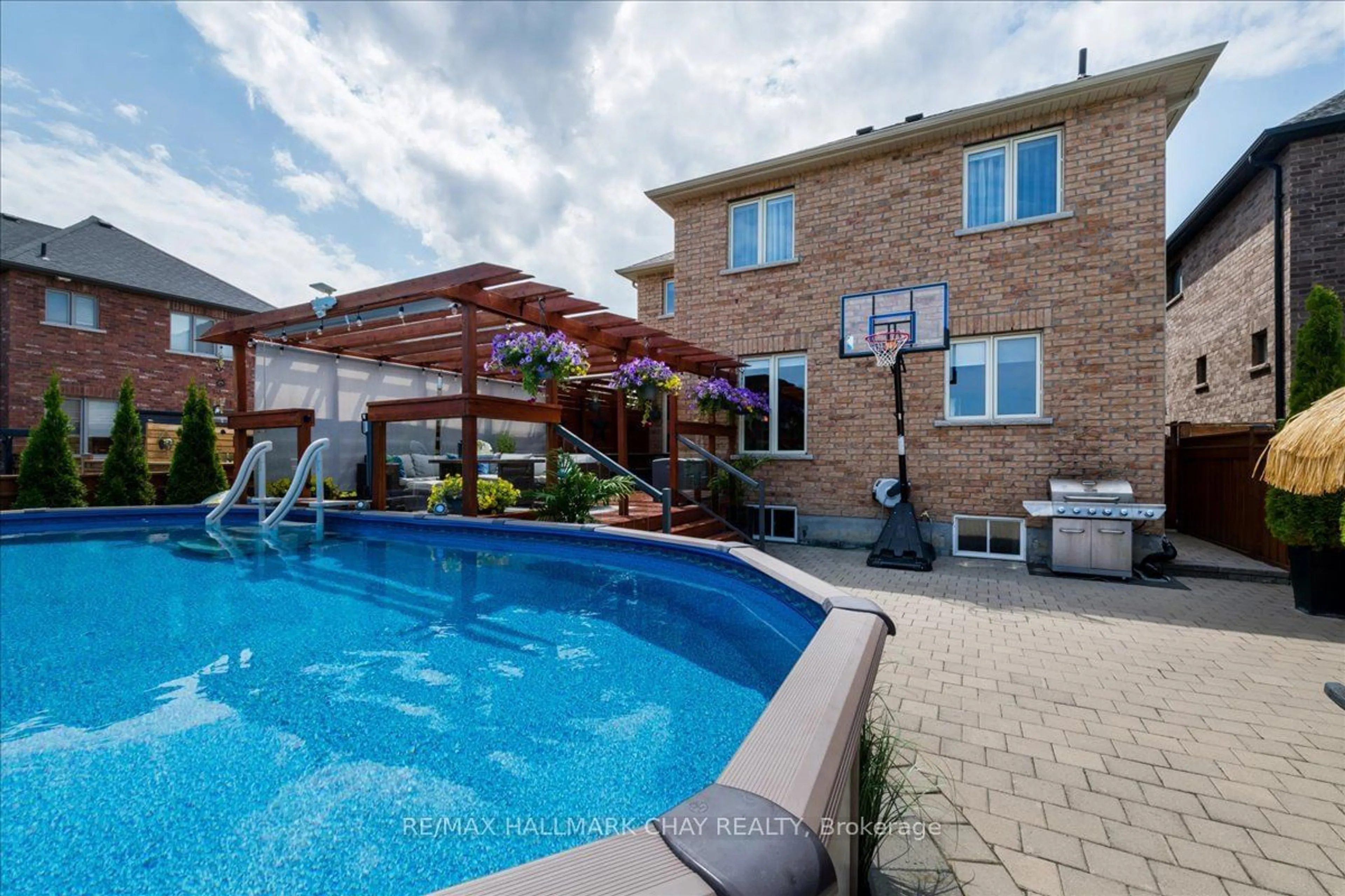 Indoor or outdoor pool for 2061 Webster Blvd, Innisfil Ontario L9S 2A3