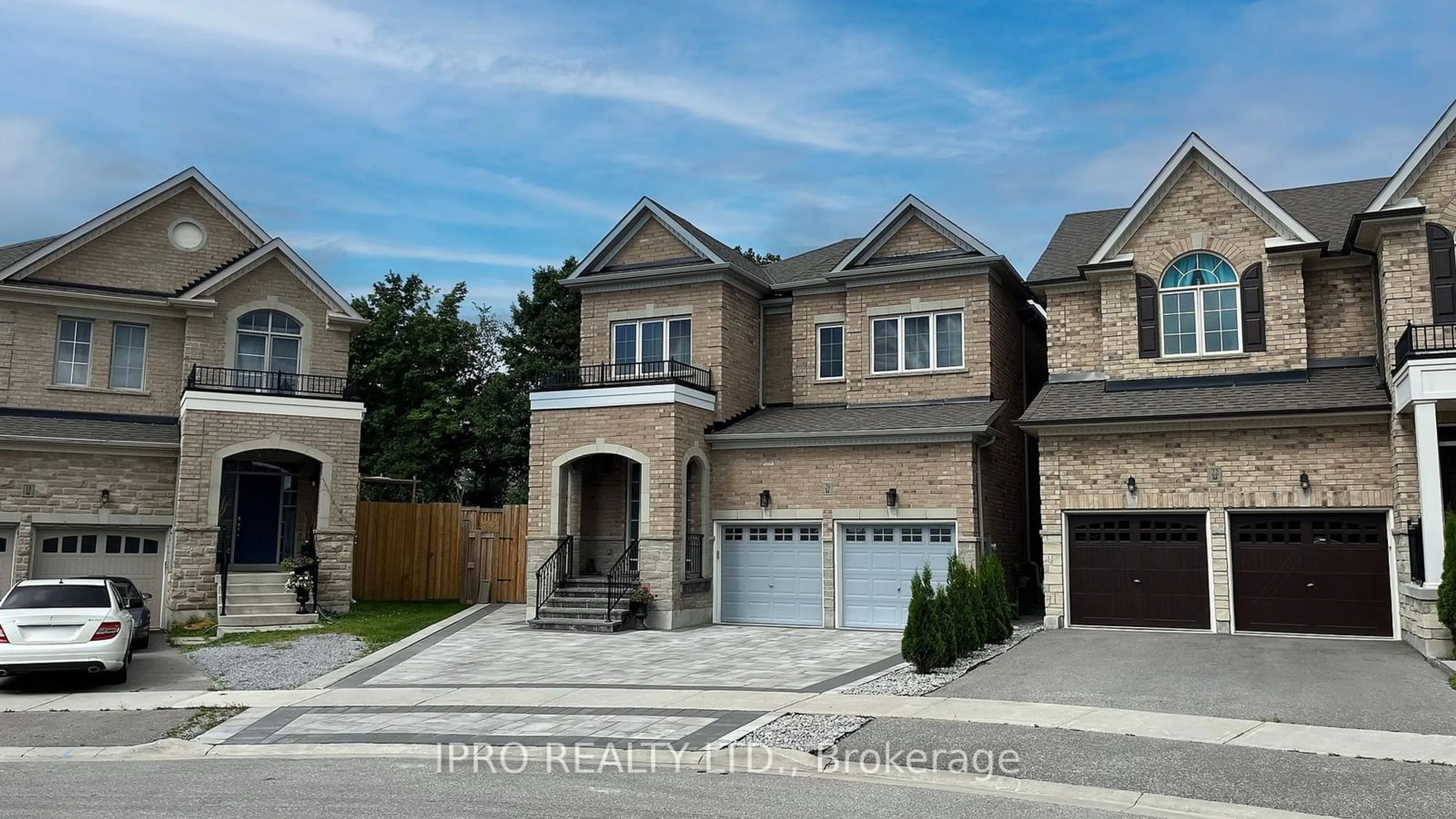 Home with brick exterior material for 20 Clara May Ave, East Gwillimbury Ontario L9N 0R4