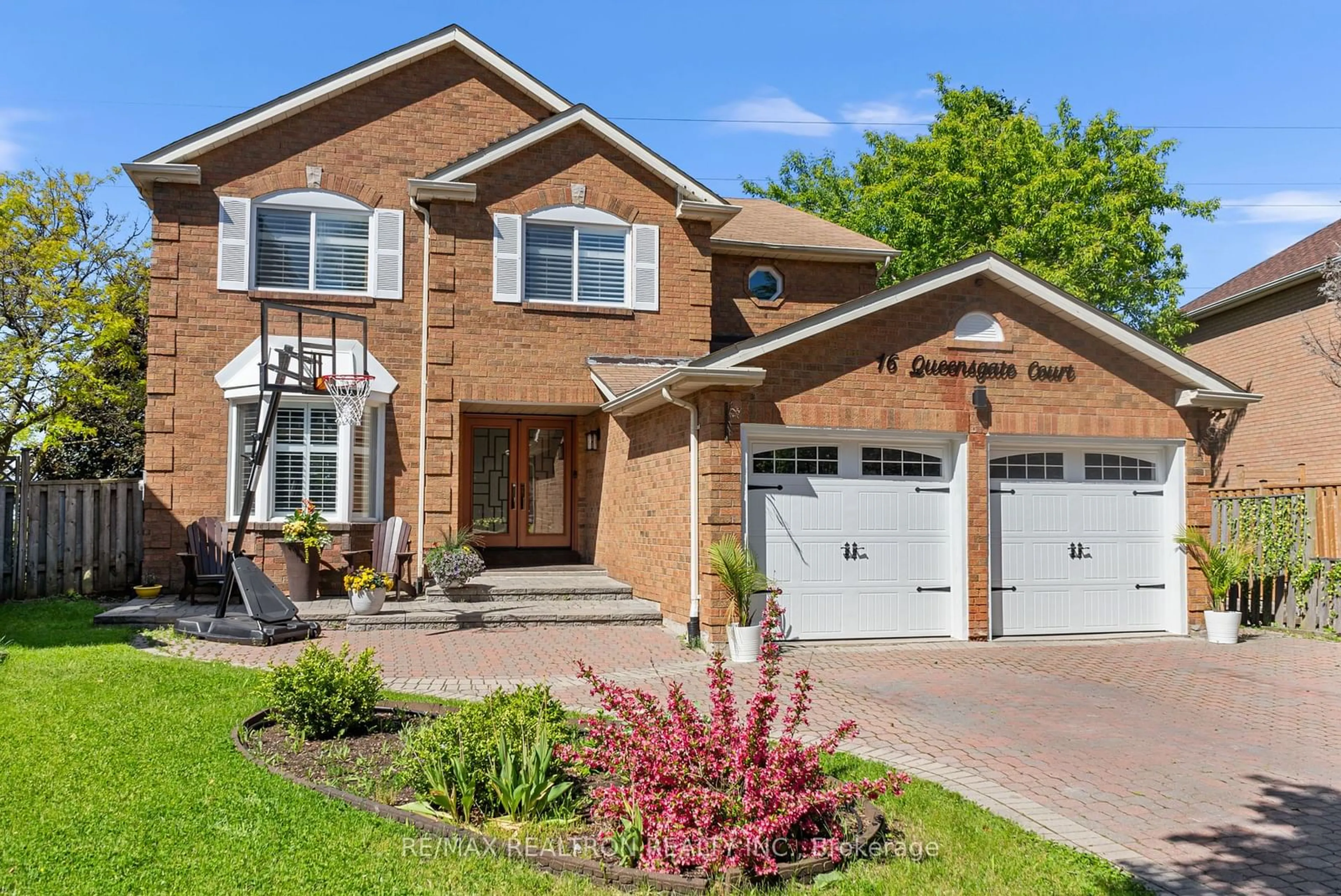 Home with brick exterior material for 16 Queensgate Crt, Markham Ontario L3R 8L5