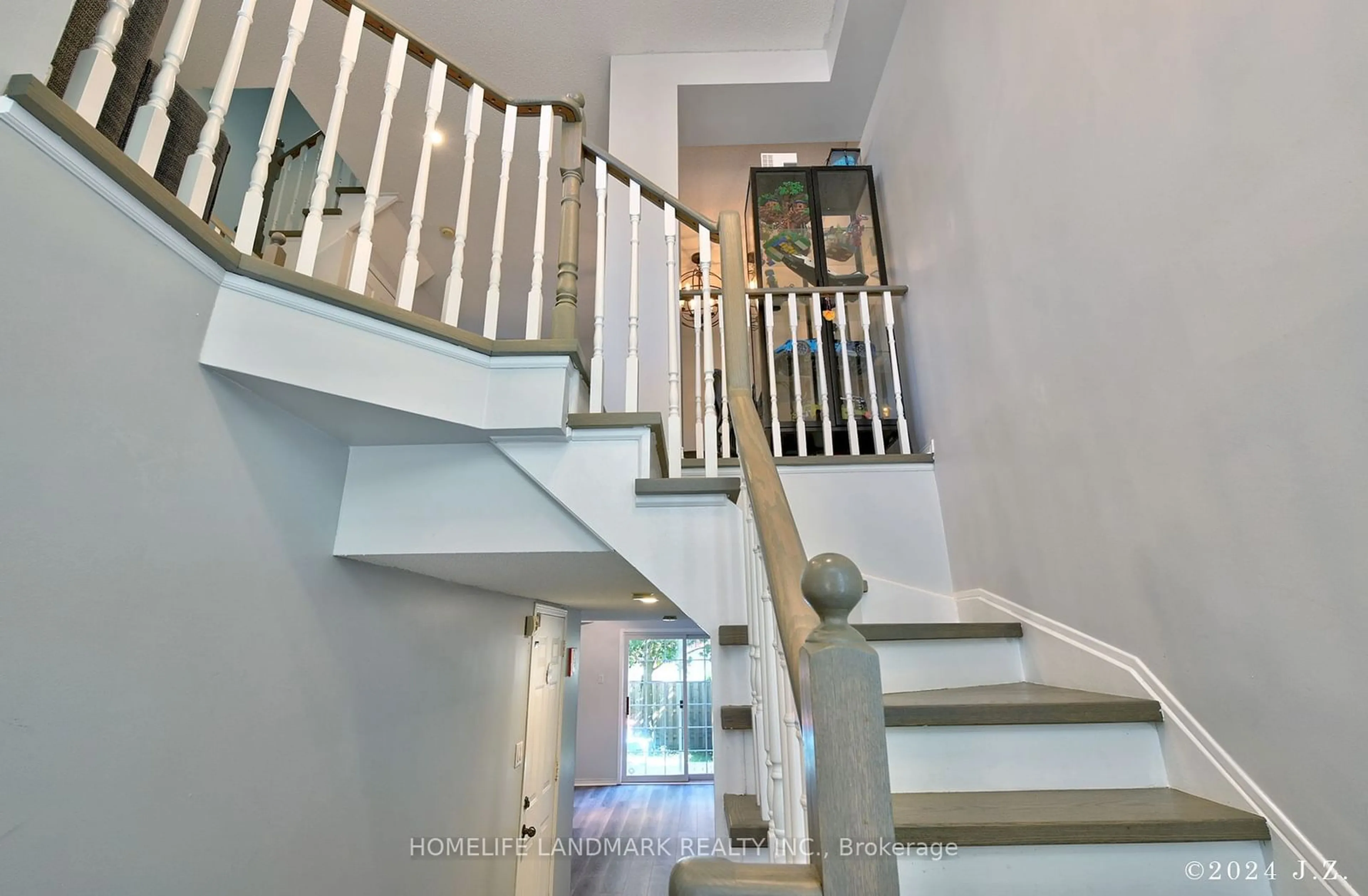 Stairs for 131 Mosaics Ave #49, Aurora Ontario L4G 7L5