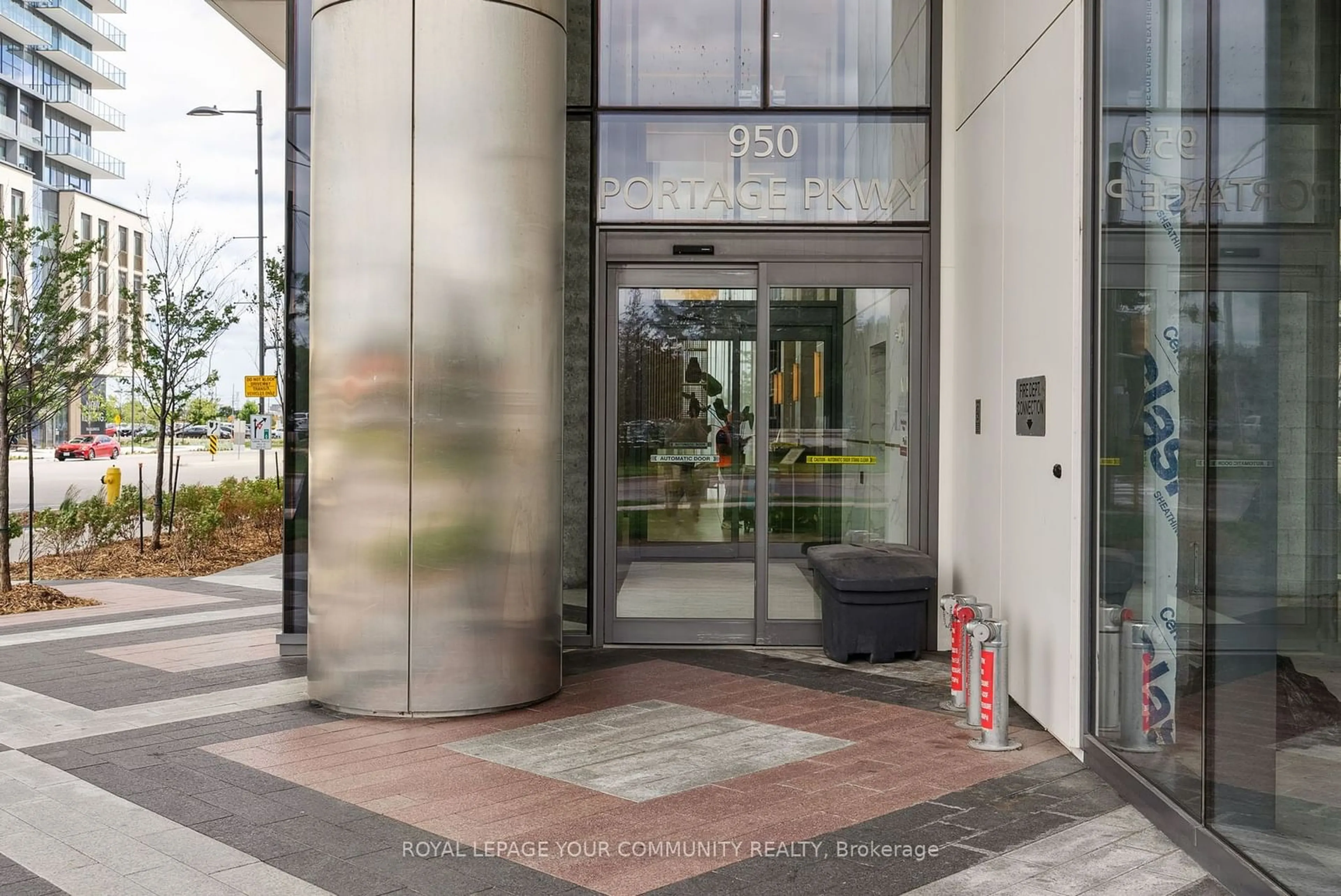 Indoor foyer for 950 Portage Pkwy #512, Vaughan Ontario L4K 0J7