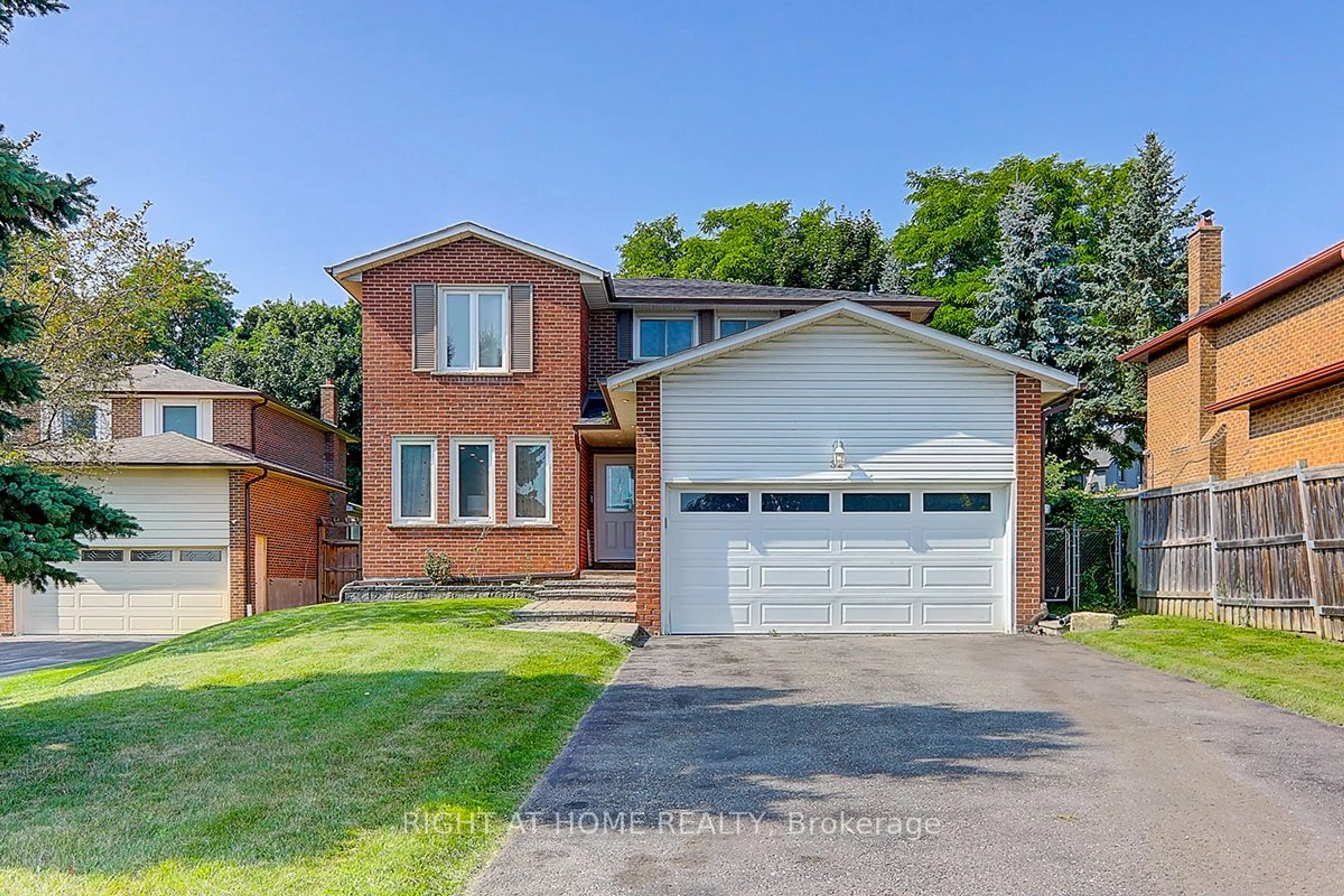 Frontside or backside of a home for 32 Portland Cres, Newmarket Ontario L3Y 6A5