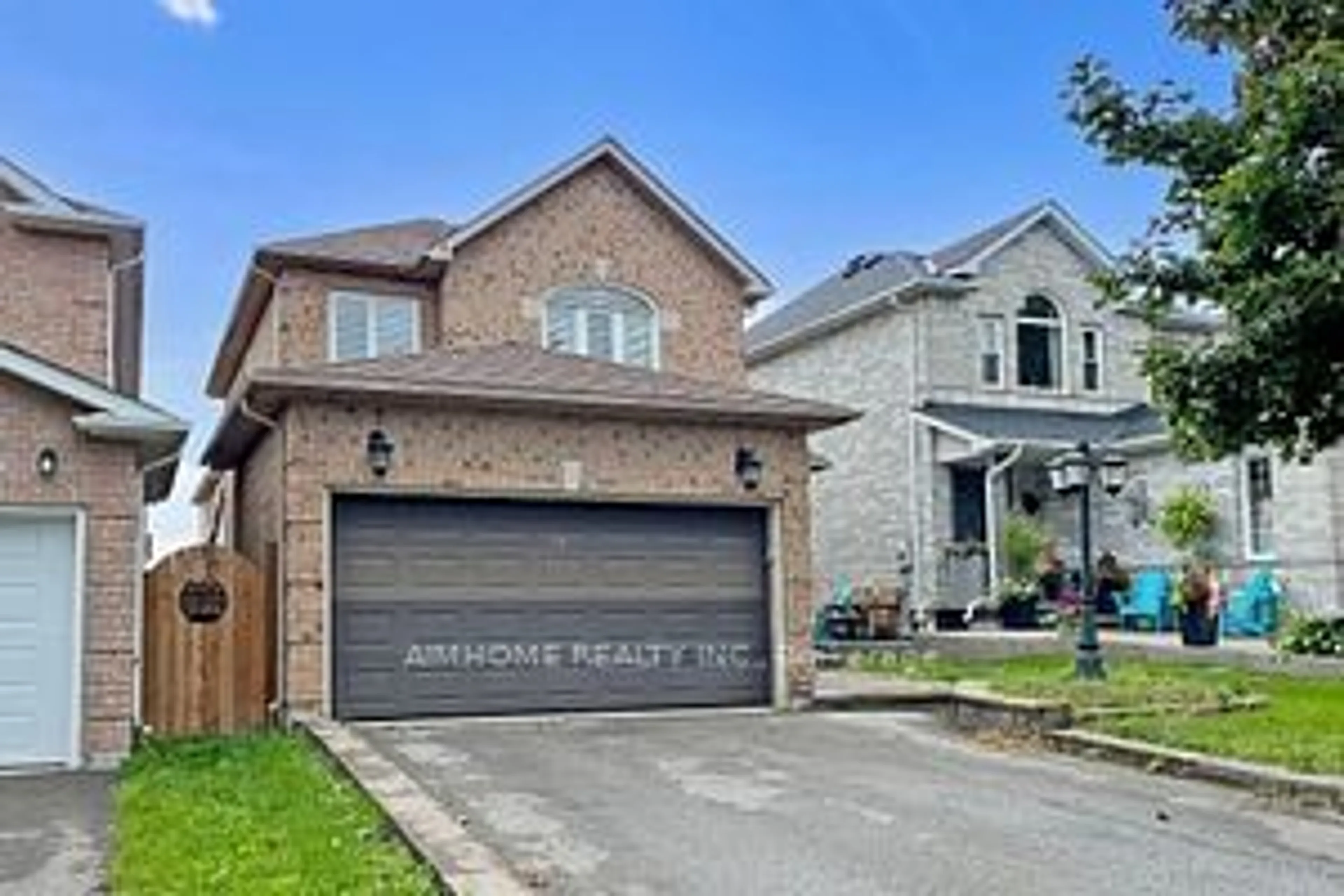 Frontside or backside of a home for 399 Flanagan Crt, Newmarket Ontario L3X 2G1