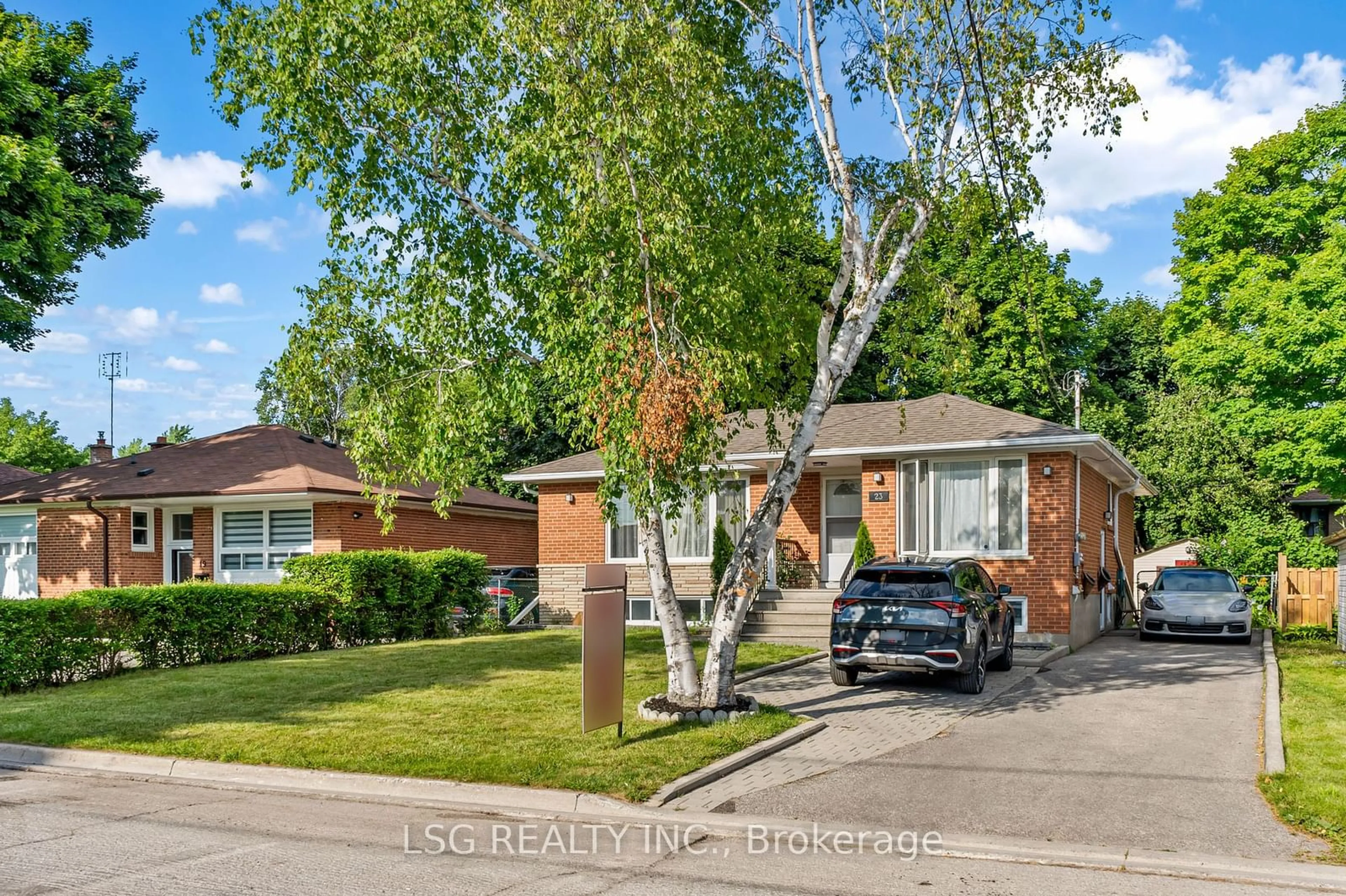 Frontside or backside of a home for 23 Sussex Ave, Richmond Hill Ontario L4C 2E5