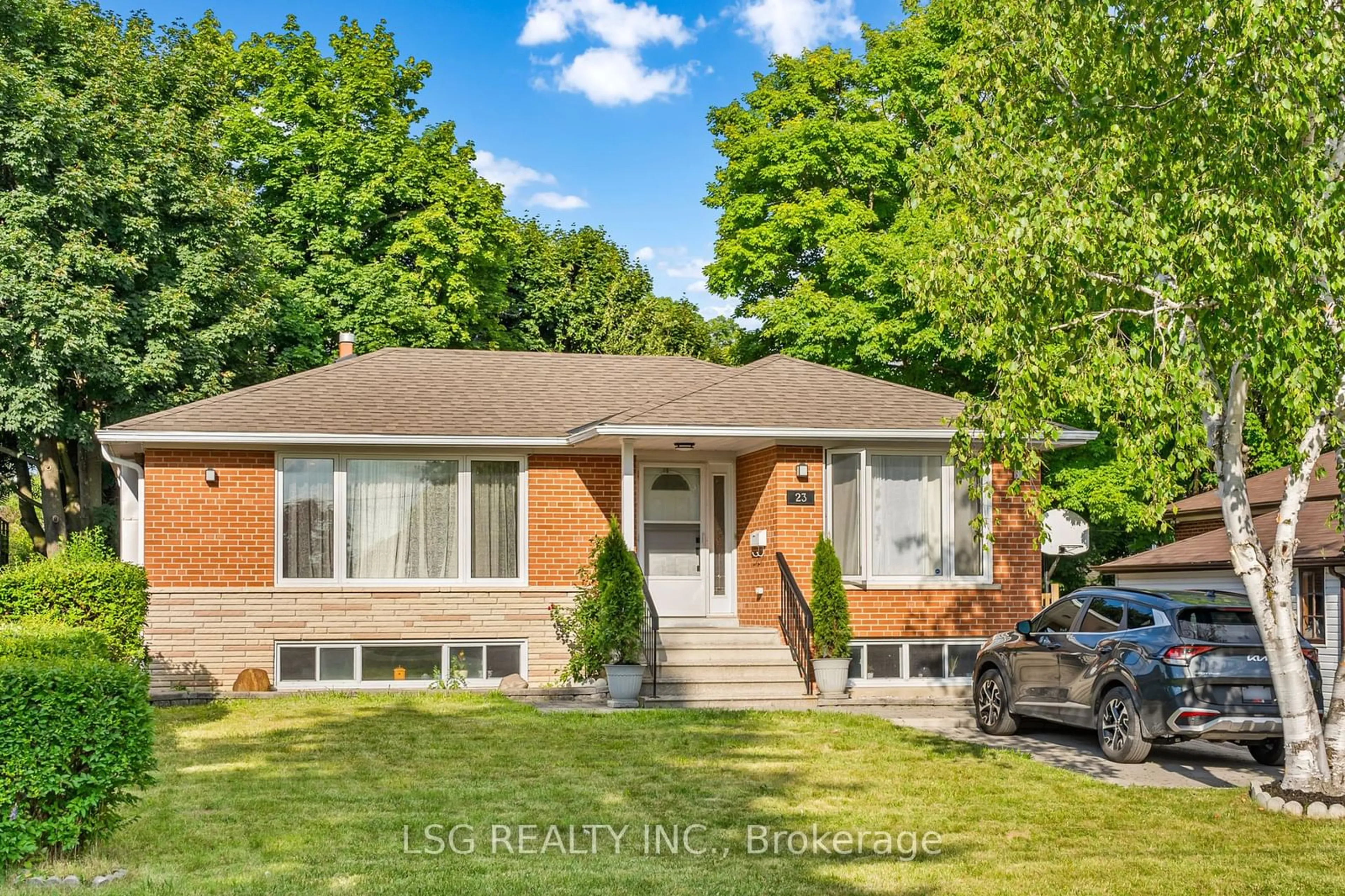 Frontside or backside of a home for 23 Sussex Ave, Richmond Hill Ontario L4C 2E5