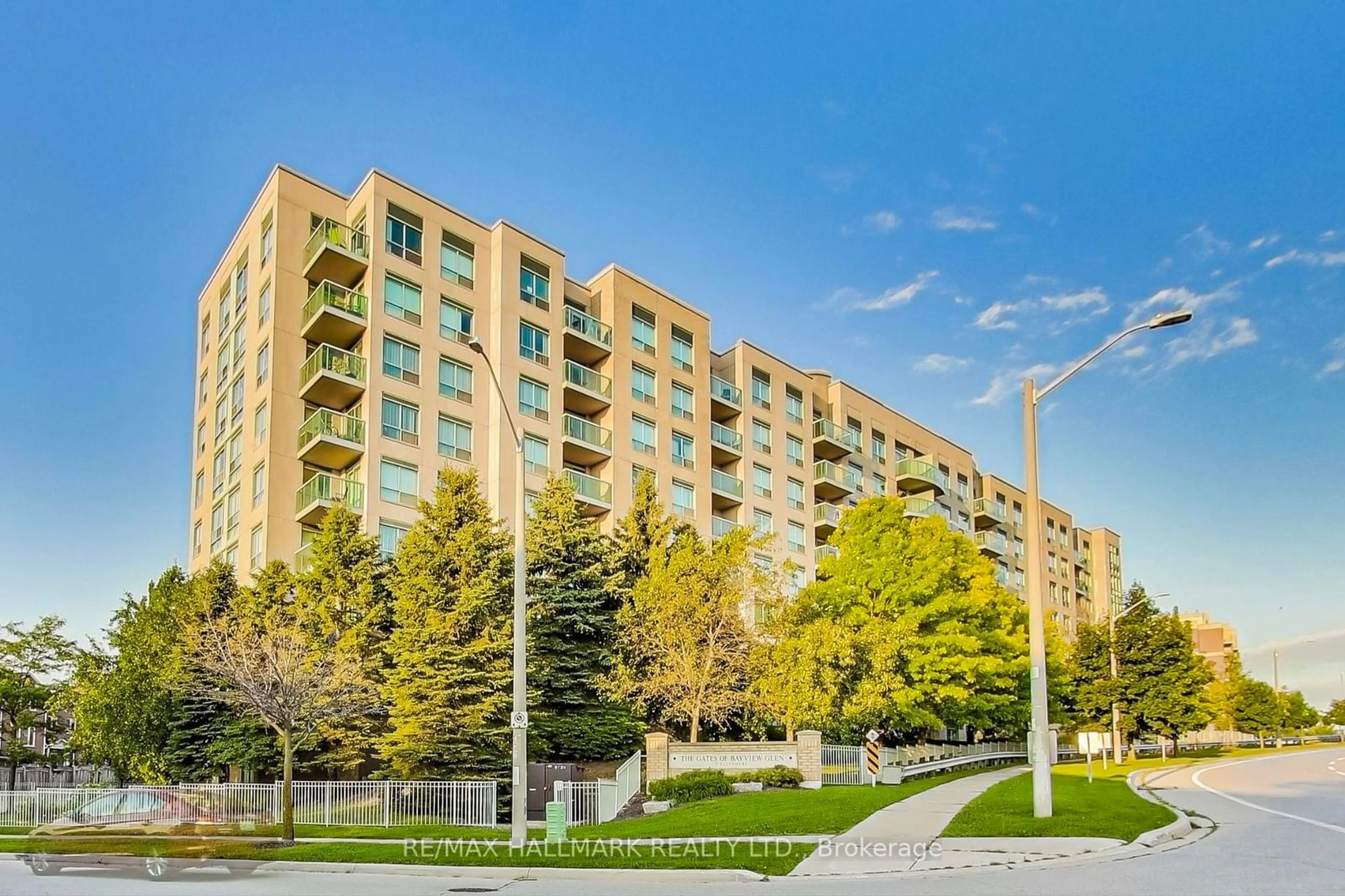 A pic from exterior of the house or condo, the front or back of building for 3 Ellesmere St #526, Richmond Hill Ontario L4B 4N2