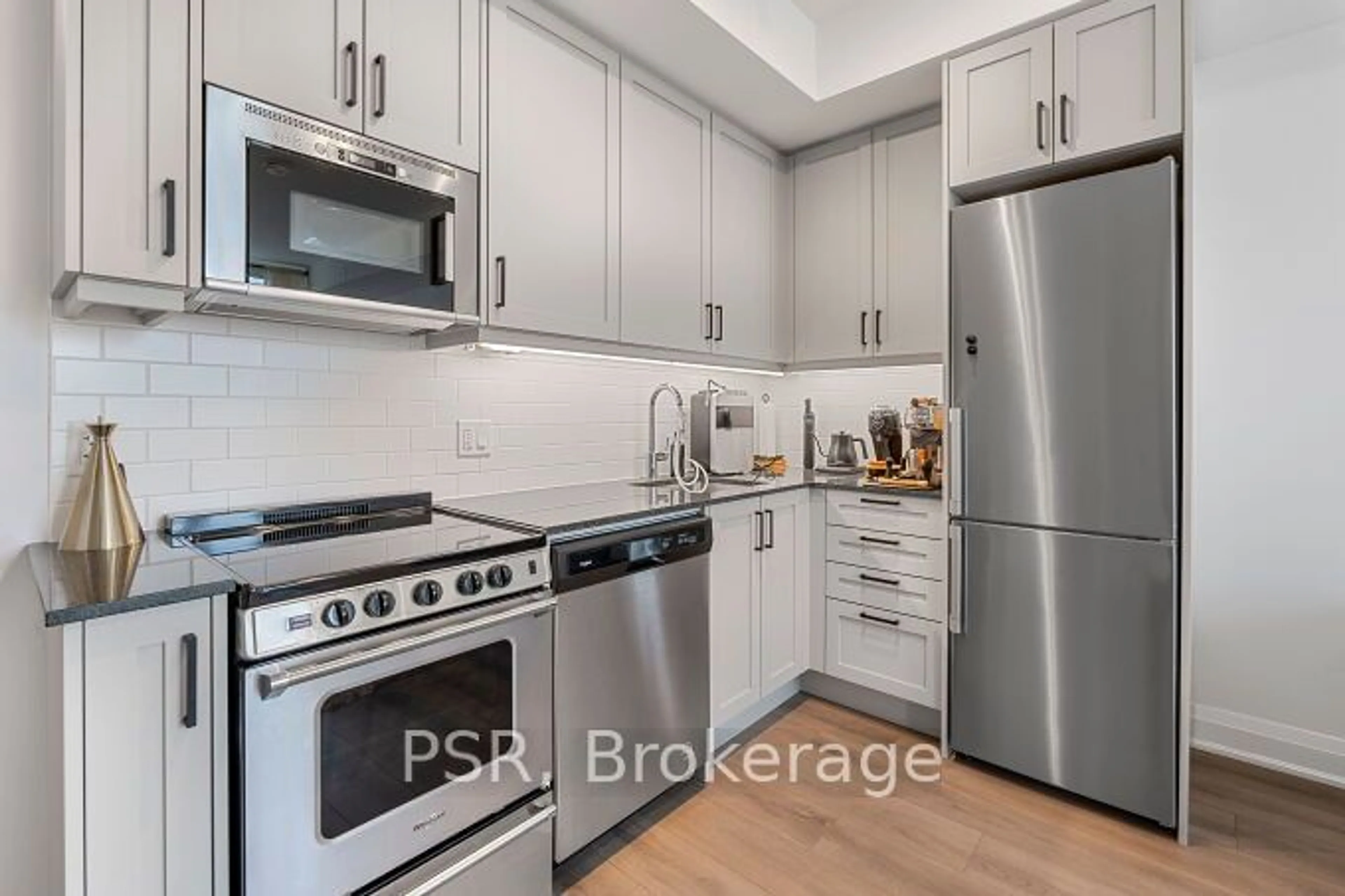 Standard kitchen for 20 Gatineau Dr #704, Vaughan Ontario L4J 0L3