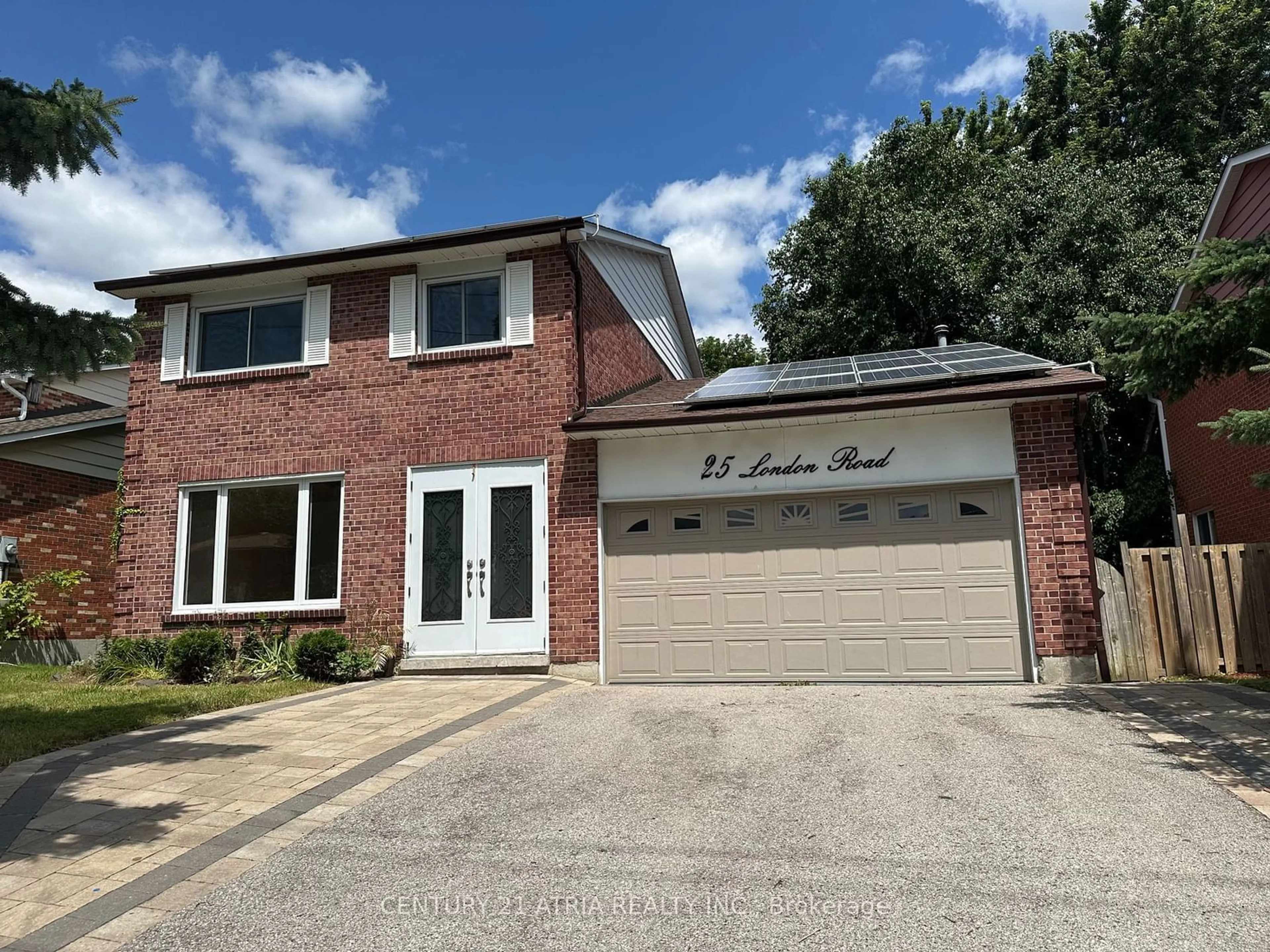 Home with brick exterior material for 25 London Rd, Newmarket Ontario L3Y 6A1