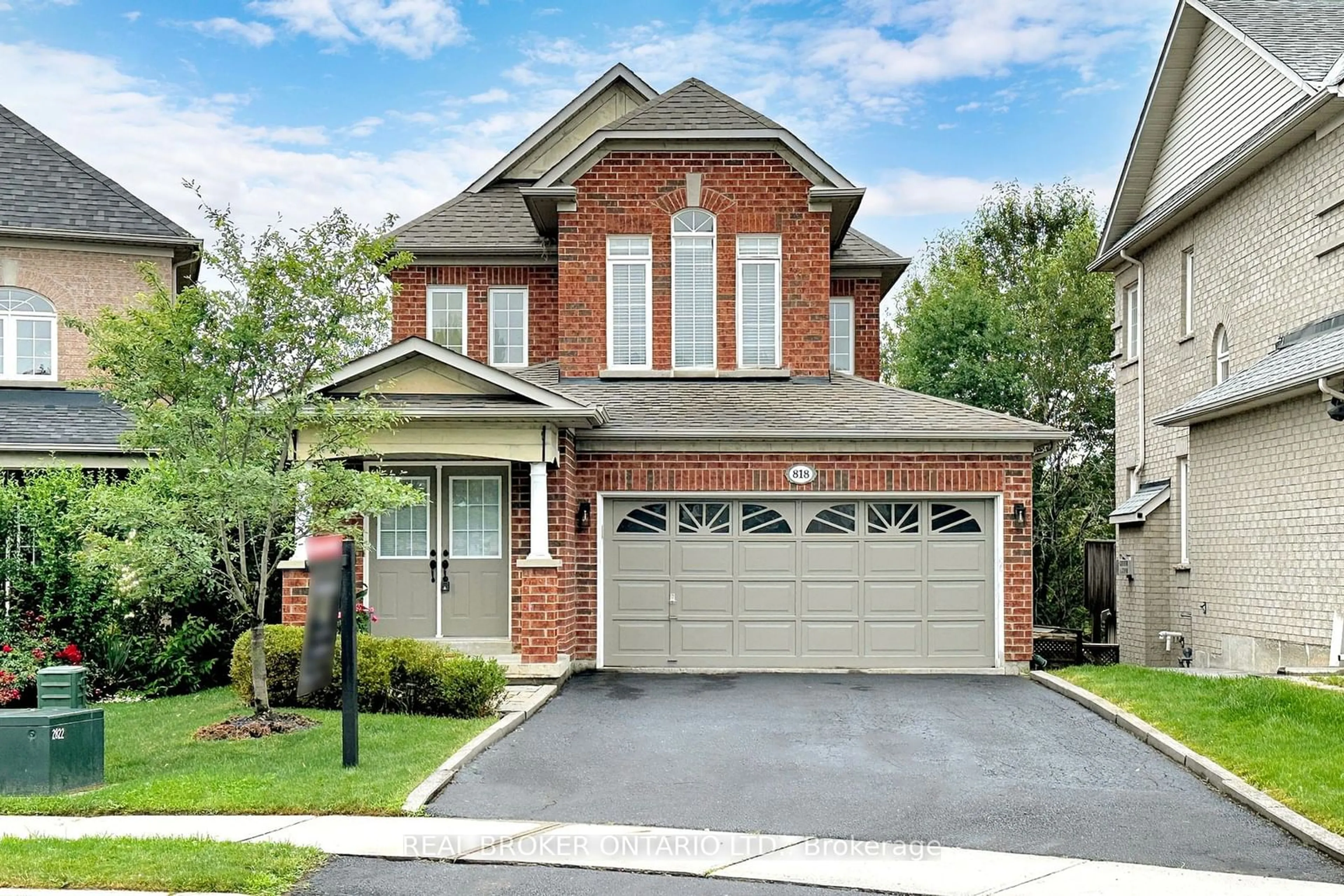 Home with brick exterior material for 818 Walsh Crt, Newmarket Ontario L3X 2V3