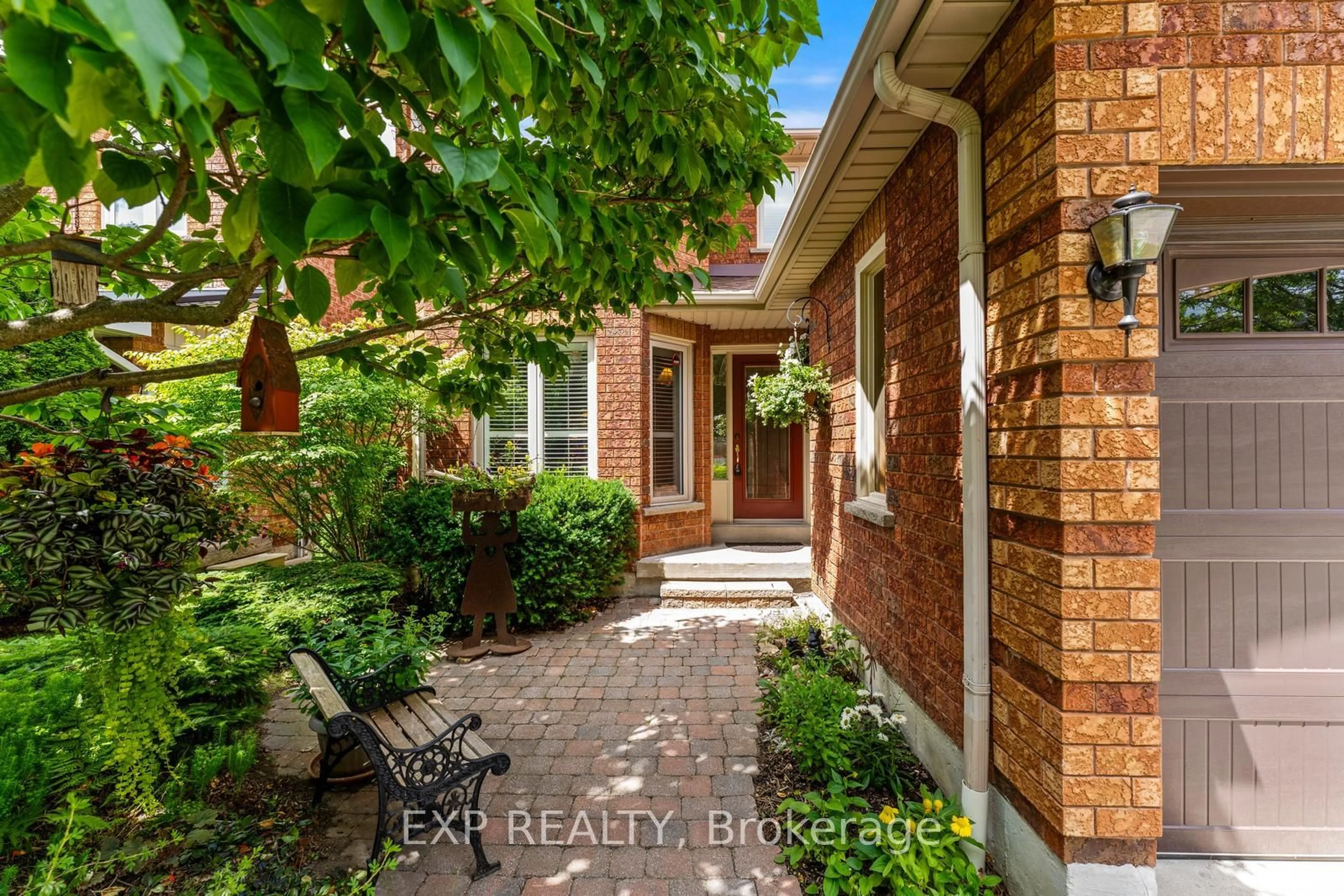 Indoor entryway for 809 Surin Crt, Newmarket Ontario L3Y 8R3