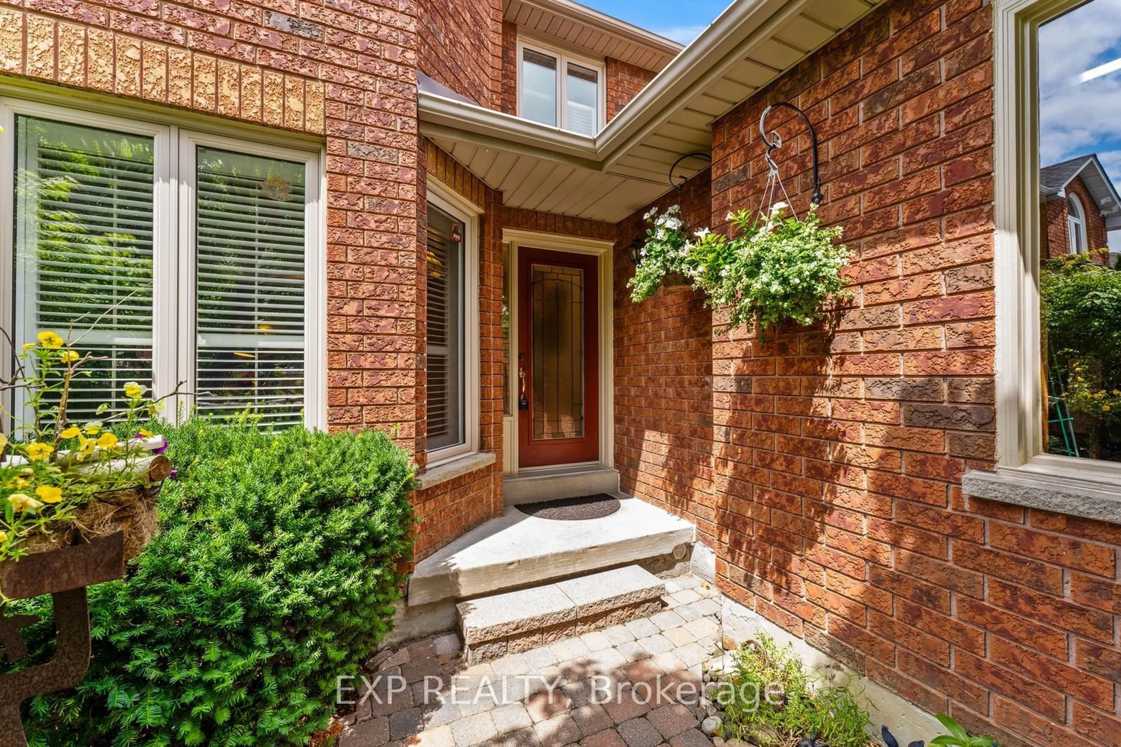 Home with brick exterior material for 809 Surin Crt, Newmarket Ontario L3Y 8R3