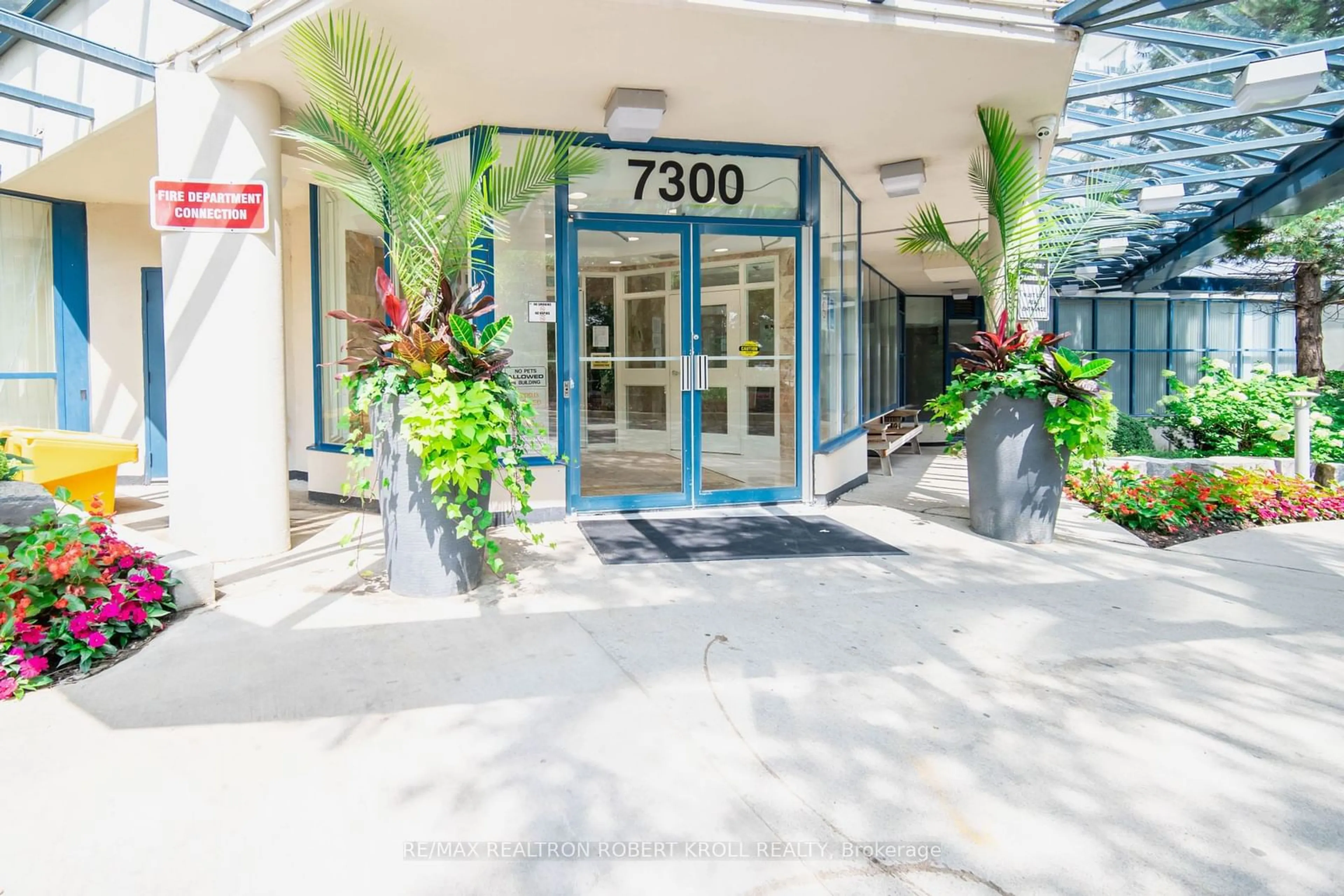 Indoor foyer for 7300 Yonge St #701, Vaughan Ontario L4J 7Y5